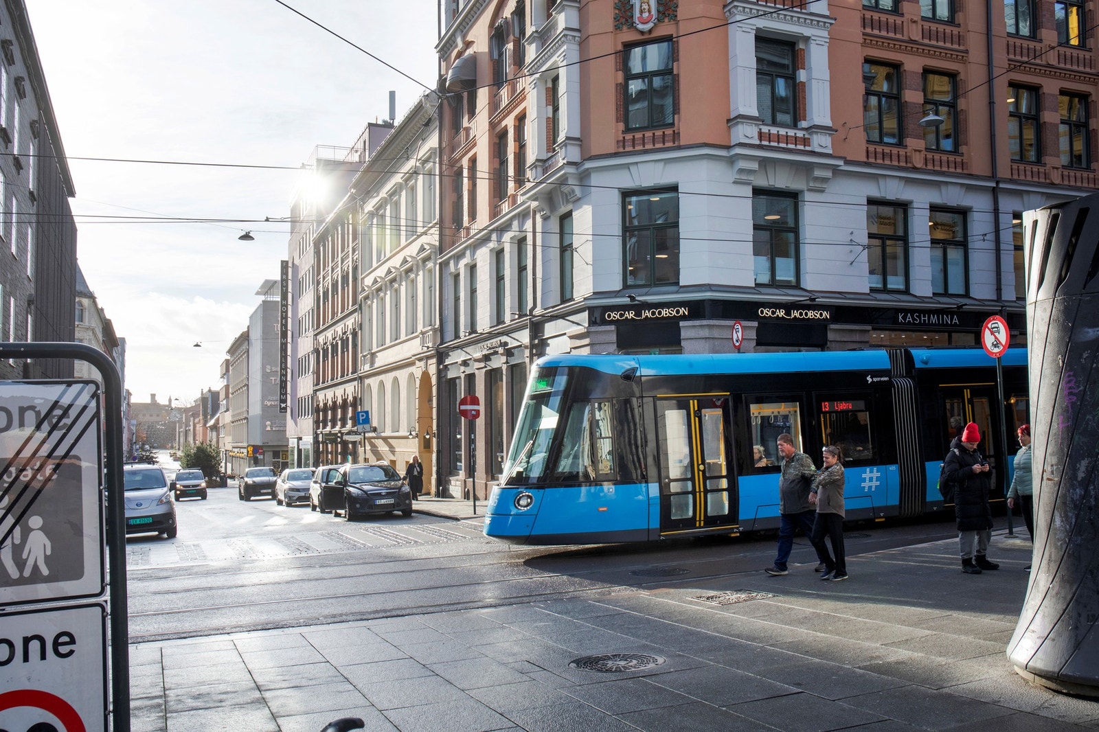 Trikk og buss stopper like ved rett ved bygget. Galleribilde