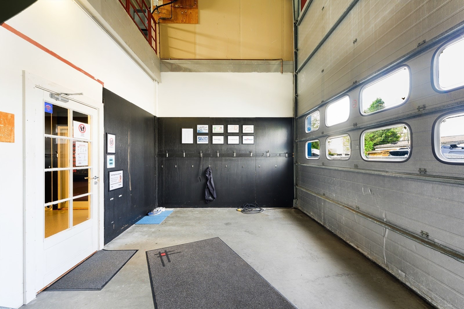 Lastesluse hvor varer kan løftes opp på mesanin, ca. BTA 400 m² lager på mesanin. Portstørrelse 4,x8 x 5 meter. Galleribilde