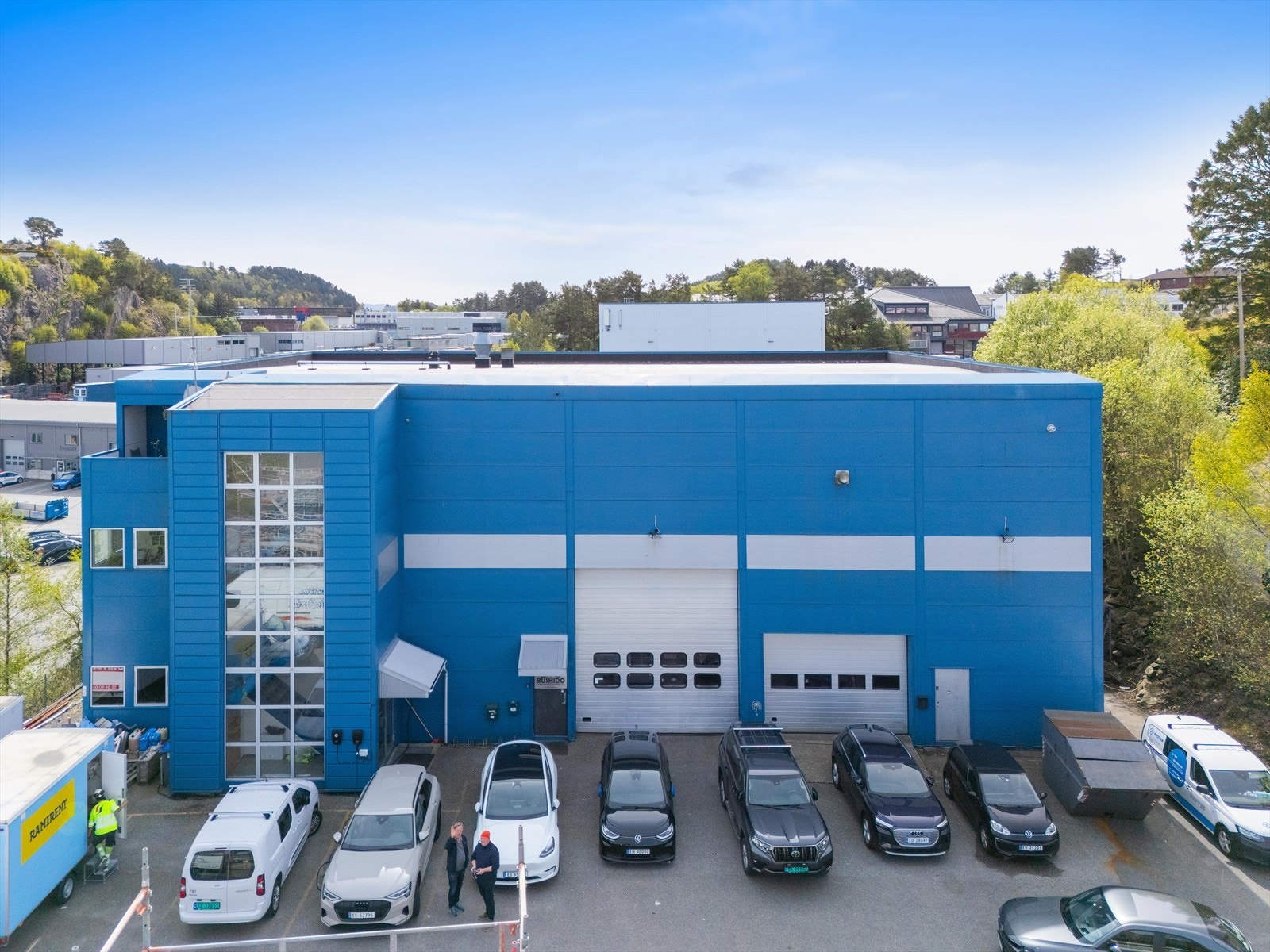 Port til høyre er til lager på ca. BTA 200 m². Den store porten er til lasteområde hvor varer kan løftes opp på lager mesanin ca. BTA 400 m². Galleribilde