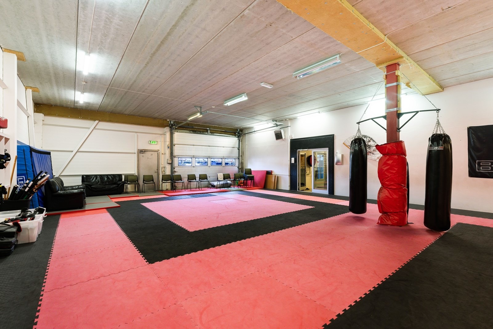 Lokalet har inntil nylig vært benyttet til trening. Matter er nå fjernet og lokalet fremstår som et rent lagerlokale. Egen port. Galleribilde
