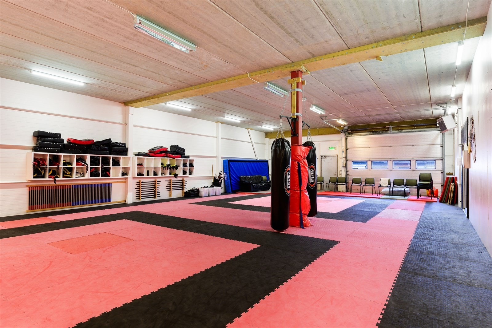 Lokalet har inntil nylig vært benyttet til trening. Matter er nå fjernet og lokalet fremstår som et rent lagerlokale. Egen port. Galleribilde