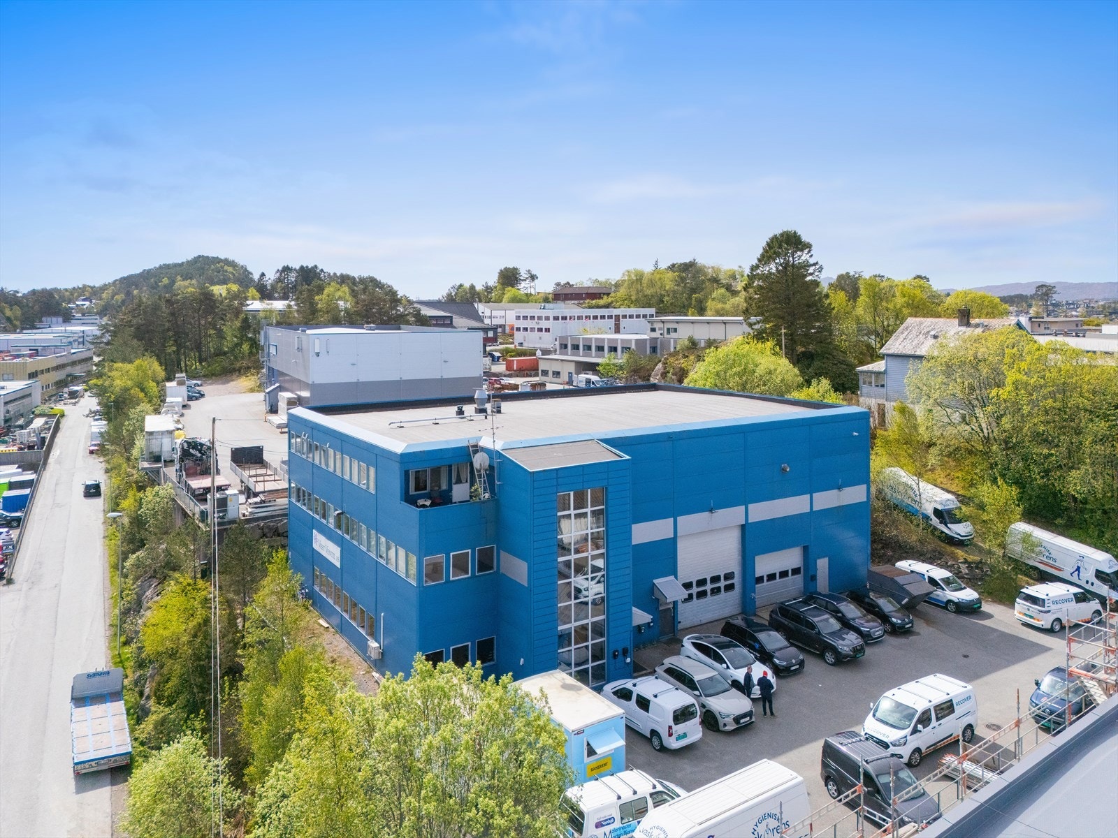 Velkommen til Leirvikåsen 47b - presentert av Kurt Furnes v/ EiendomsMegler 1 Næringseiendom Galleribilde