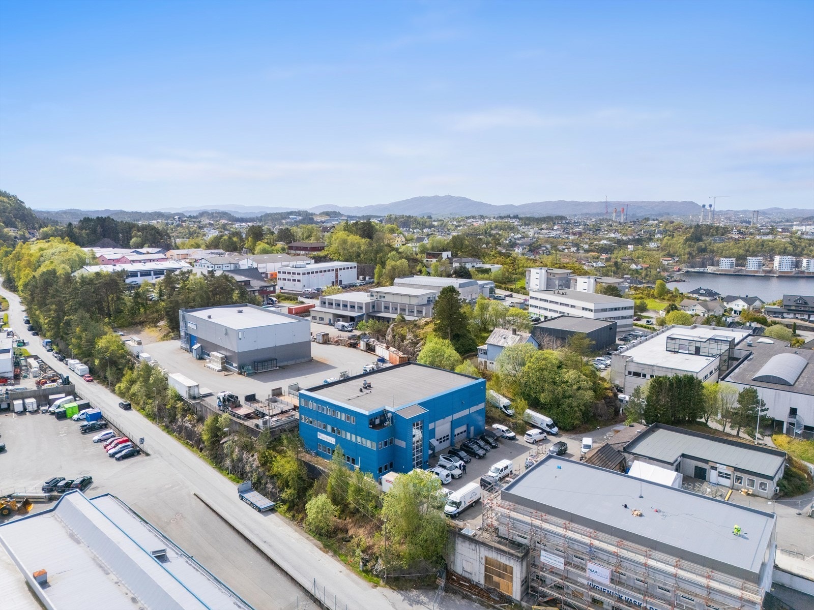 Bygget har god eksponering fra hovedvei. Galleribilde