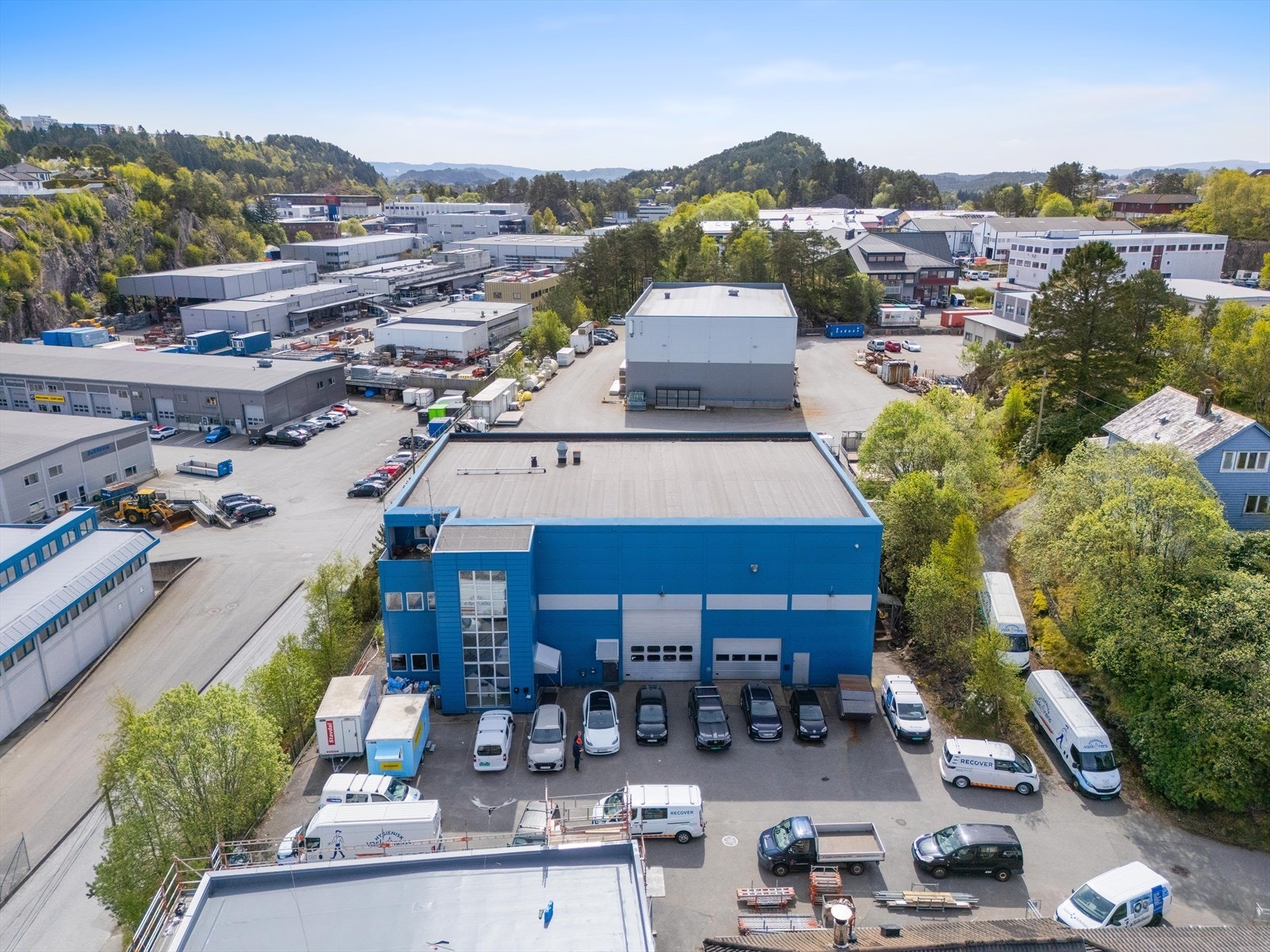 Port til høyre er til lager på ca. BTA 200 m². Den store porten er til lasteområde hvor varer kan løftes opp på lager mesanin ca. BTA 400 m². Galleribilde