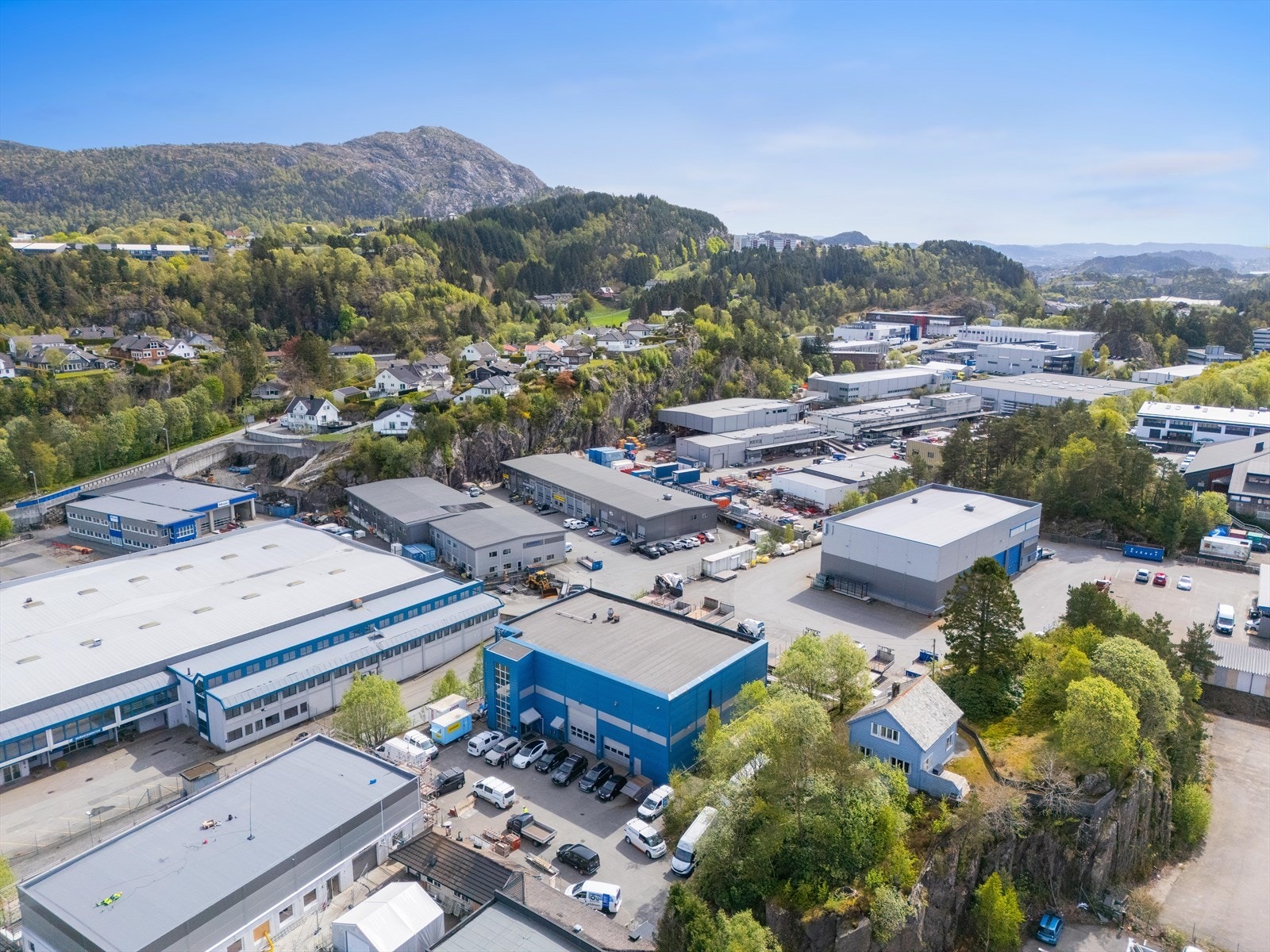Port til høyre er til lager på ca. BTA 200 m². Den store porten er til lasteområde hvor varer kan løftes opp på lager mesanin ca. BTA 400 m². Galleribilde