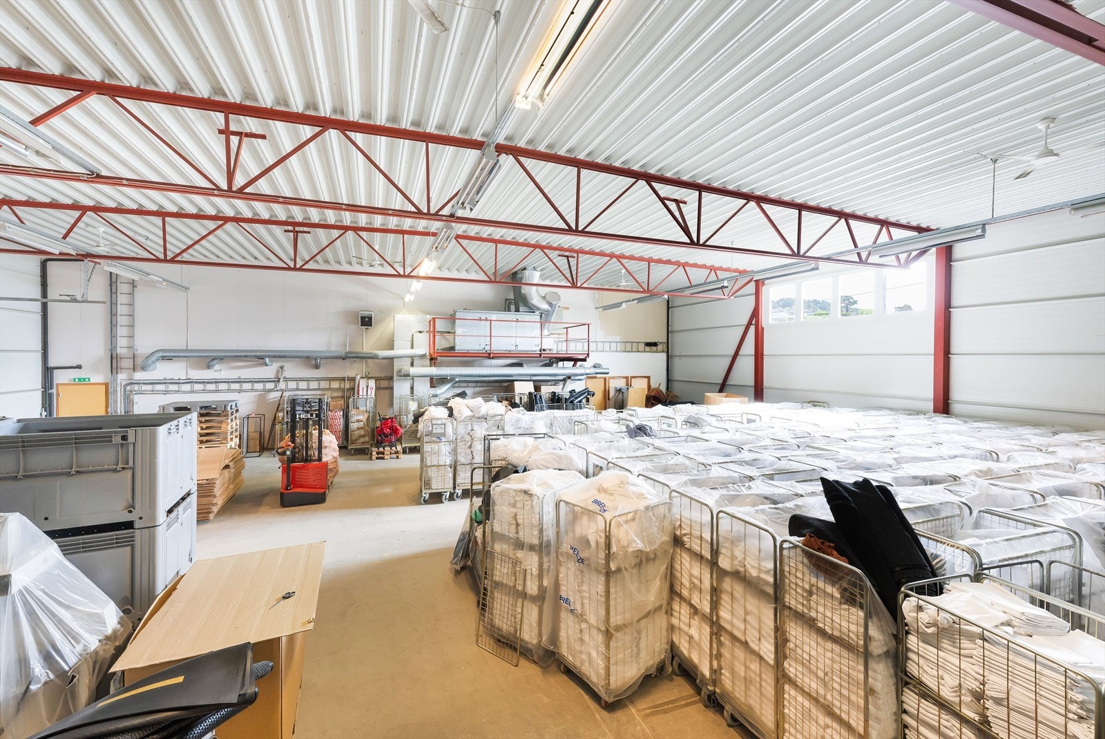 Lager på mesanin, ca. BTA 400 m². Takhøyde ca. 5 meter opp til dragere. Se for øvrig snitt tegning. Galleribilde