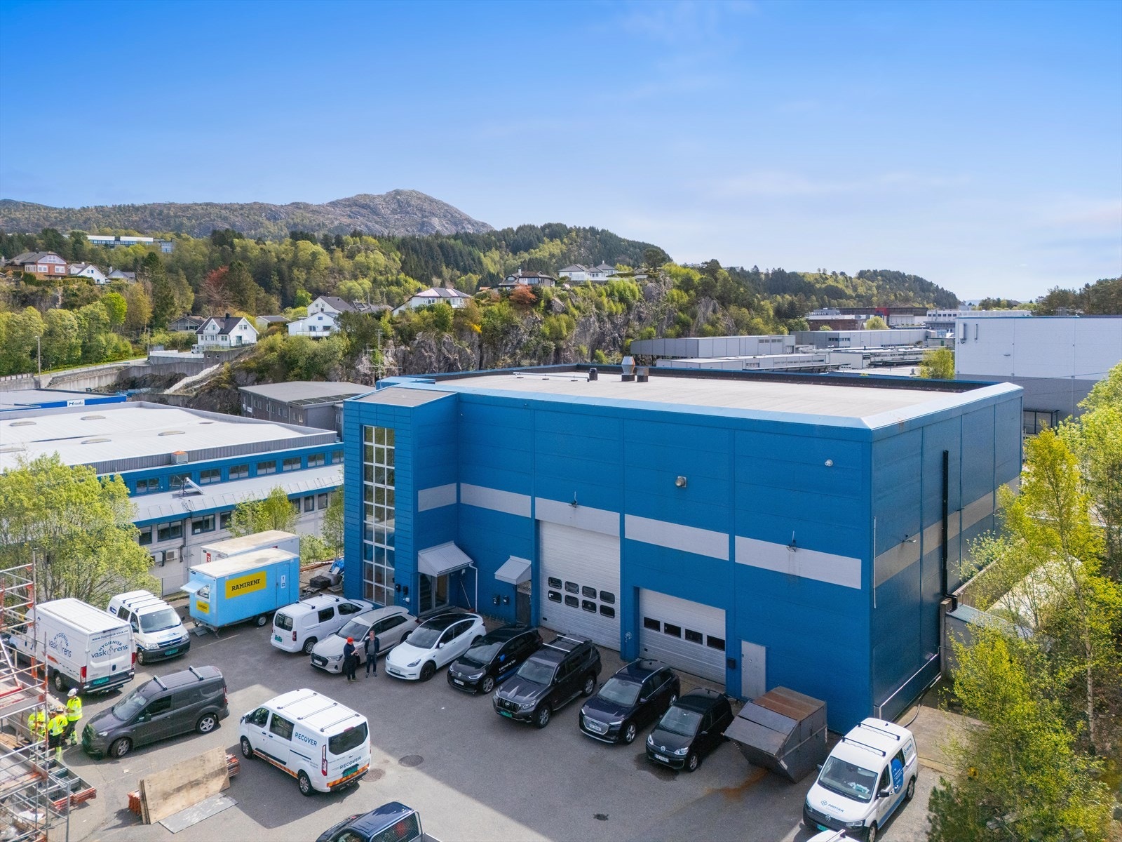 Port til høyre er til lager på ca. BTA 200 m². Den store porten er til lasteområde hvor varer kan løftes opp på lager mesanin ca. BTA 400 m². Galleribilde