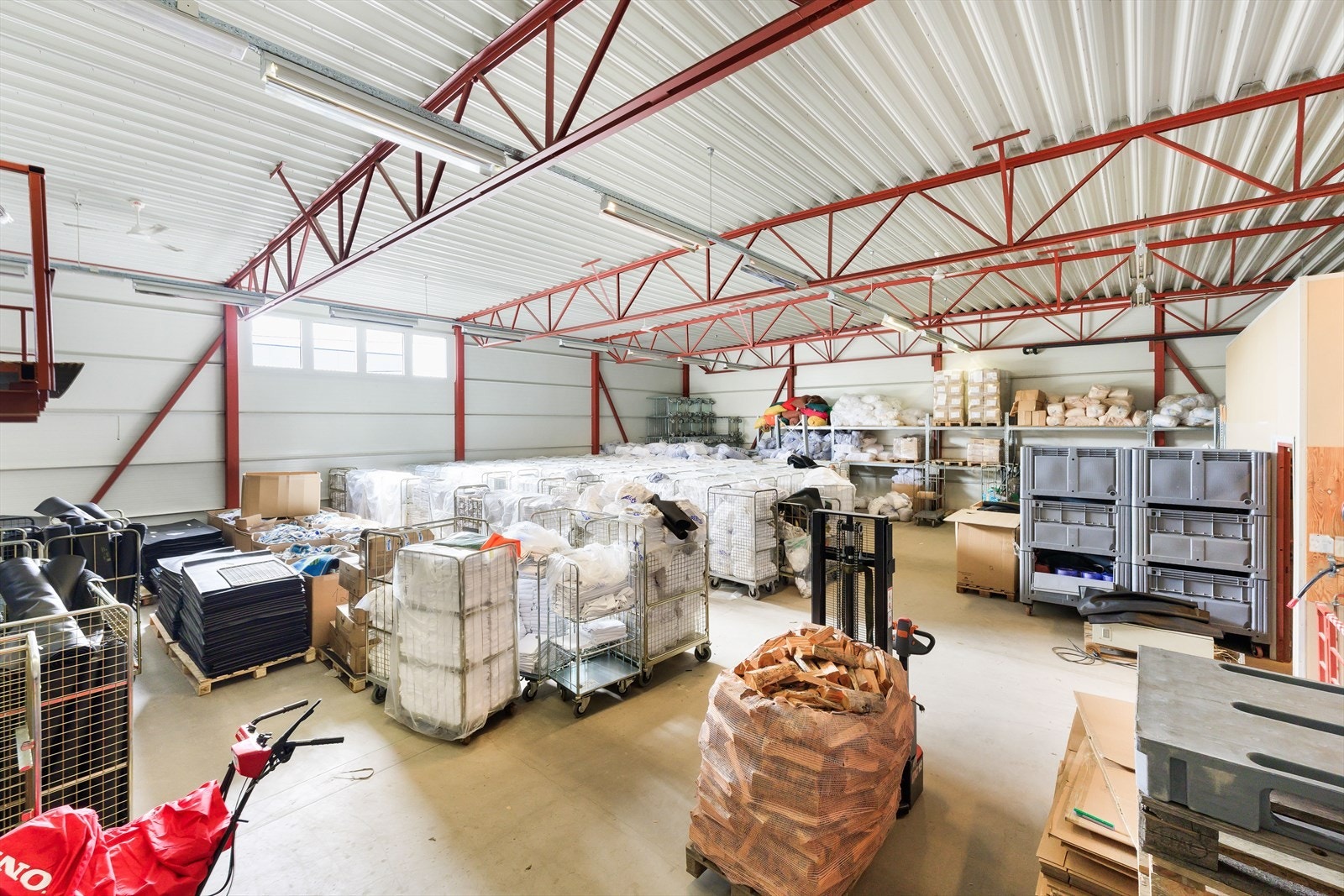 Lager på mesanin, ca. BTA 400 m². Takhøyde ca. 5 meter opp til dragere. Se for øvrig snitt tegning. Galleribilde