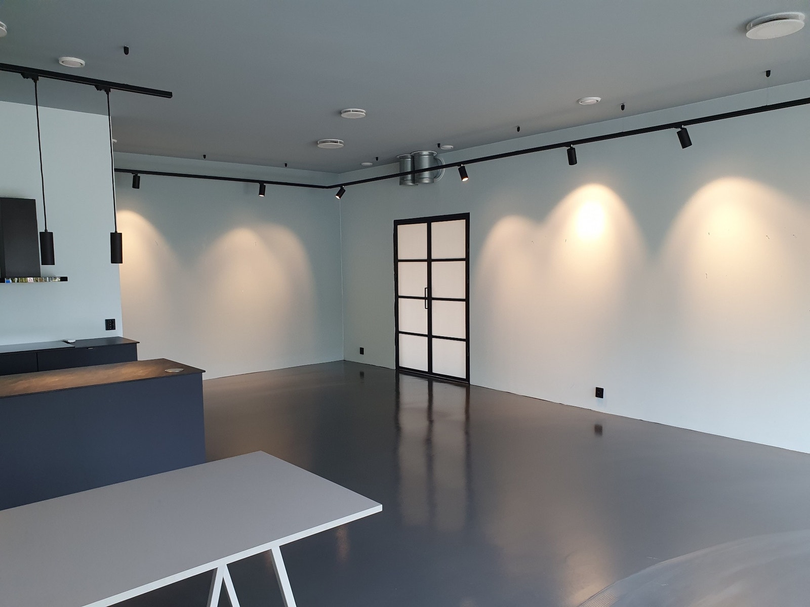 Kjøkken inngang til Yoga-studio Galleribilde