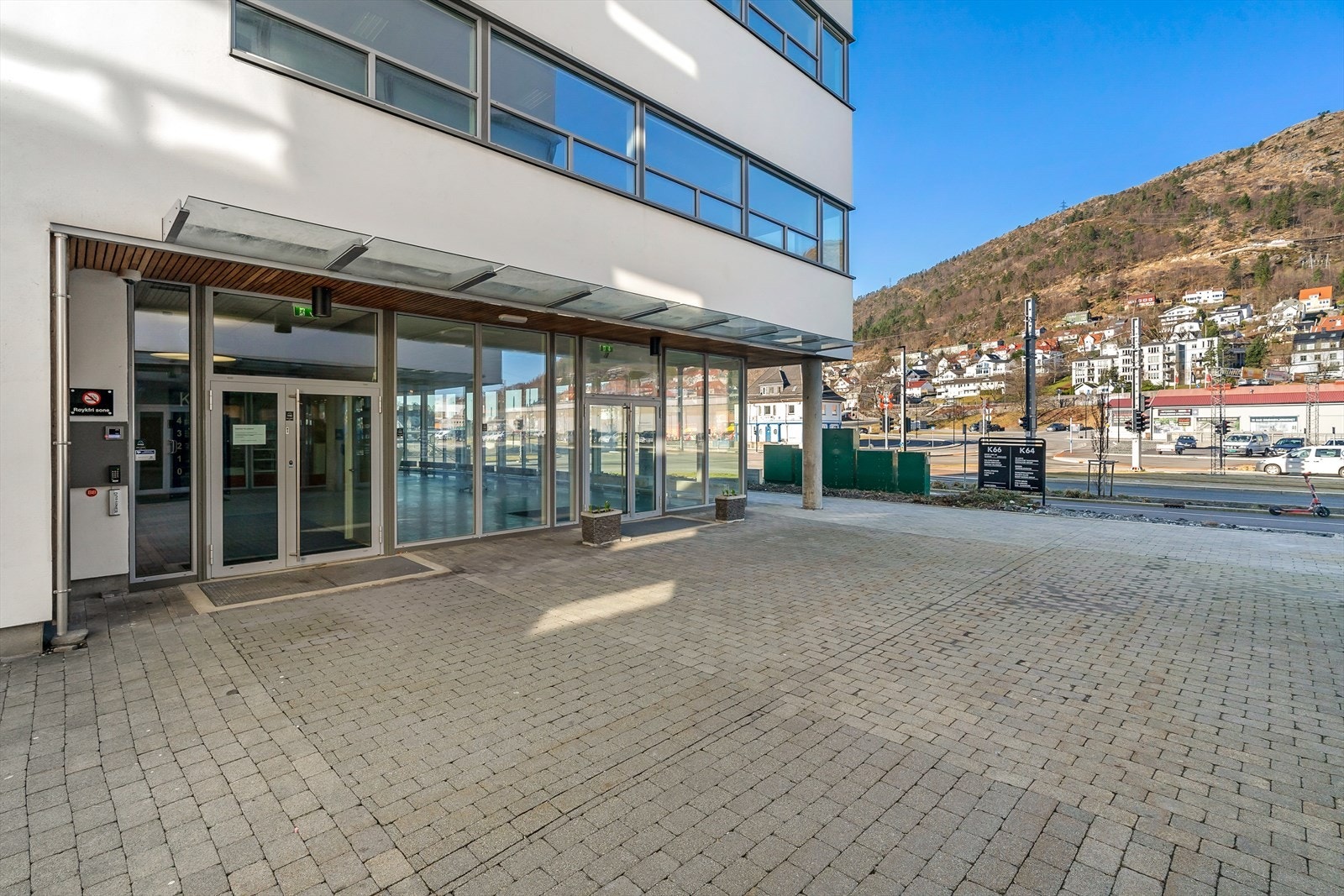 Presentabelt inngangsparti som er universelt utformet. Galleribilde