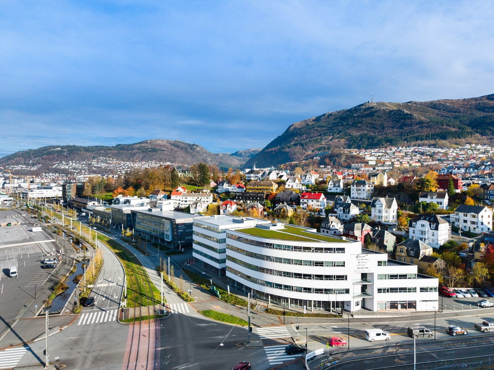 Eiendommen har sentral beliggenhet i Kanalveien. De ledige lokalene ligger i toppetasjen. Galleribilde
