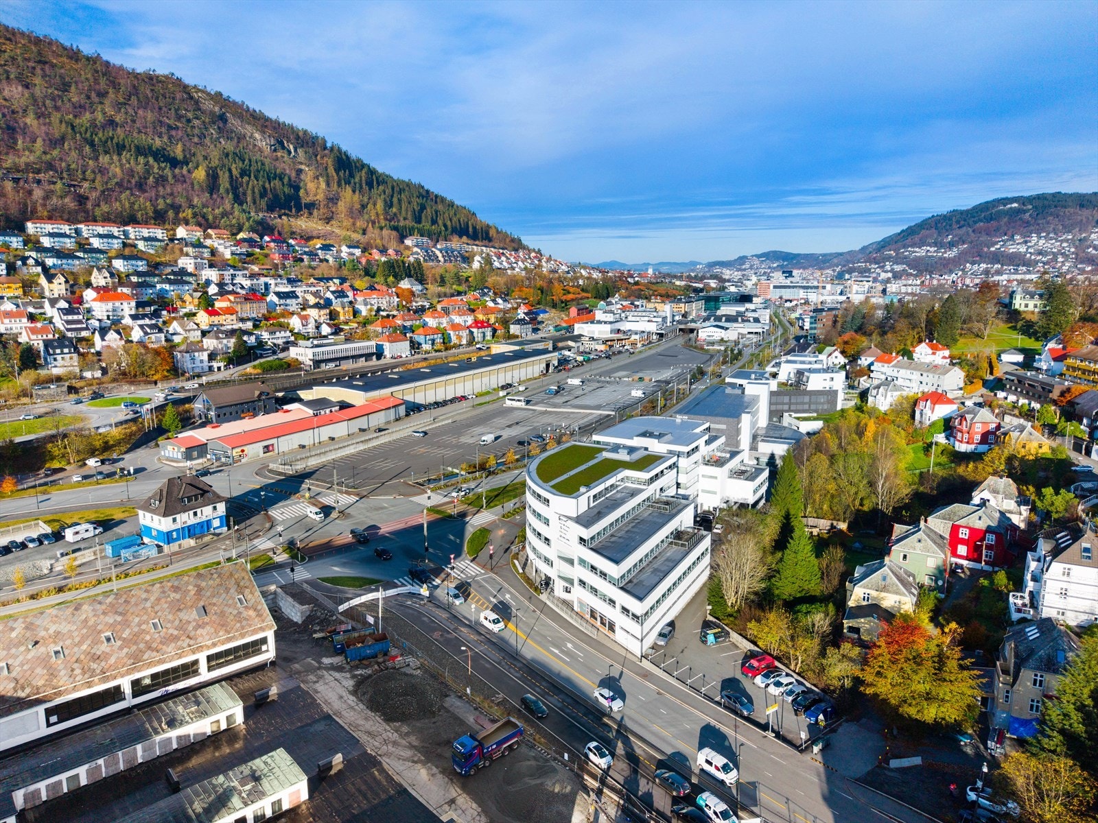 Eiendommen har sentral beliggenhet i Kanalveien. De ledige lokalene ligger i toppetasjen. Galleribilde