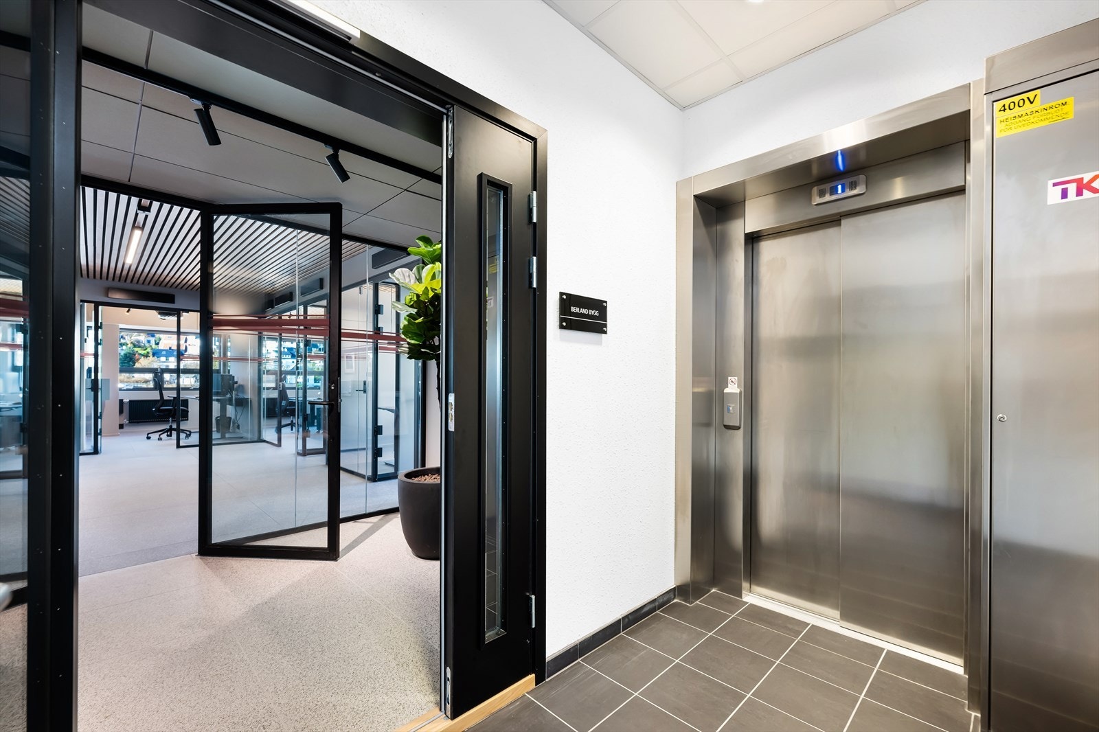 Lokalene er tilgjengelig via heis. Galleribilde