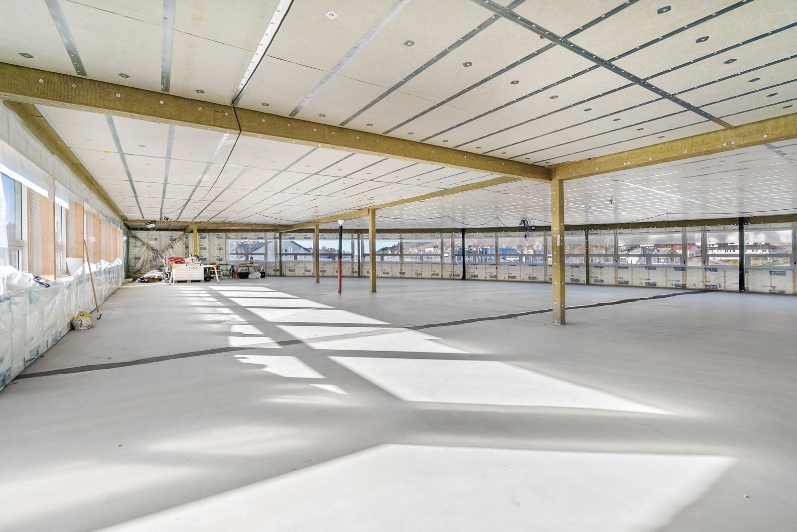 De ledige lokalene i toppetasjen er uinnredet og klare for innredning til ny(e) leietaker(e). Arealet kan leies samlet BTA 493m², eller deles mellom 2 leietakere. Galleribilde