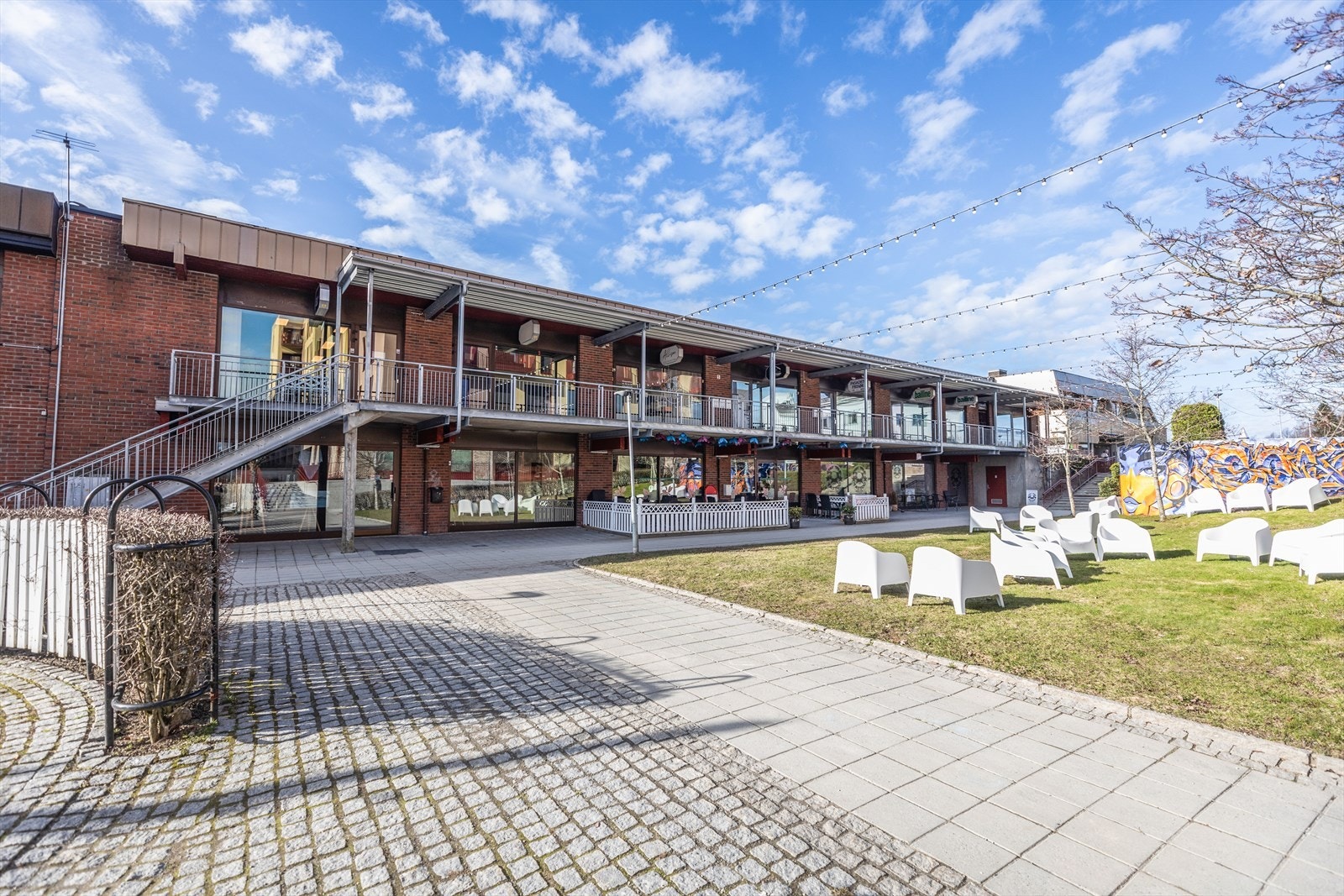 Ski sentrums beste beliggenhet i torg med butikker og restauranter. Galleribilde