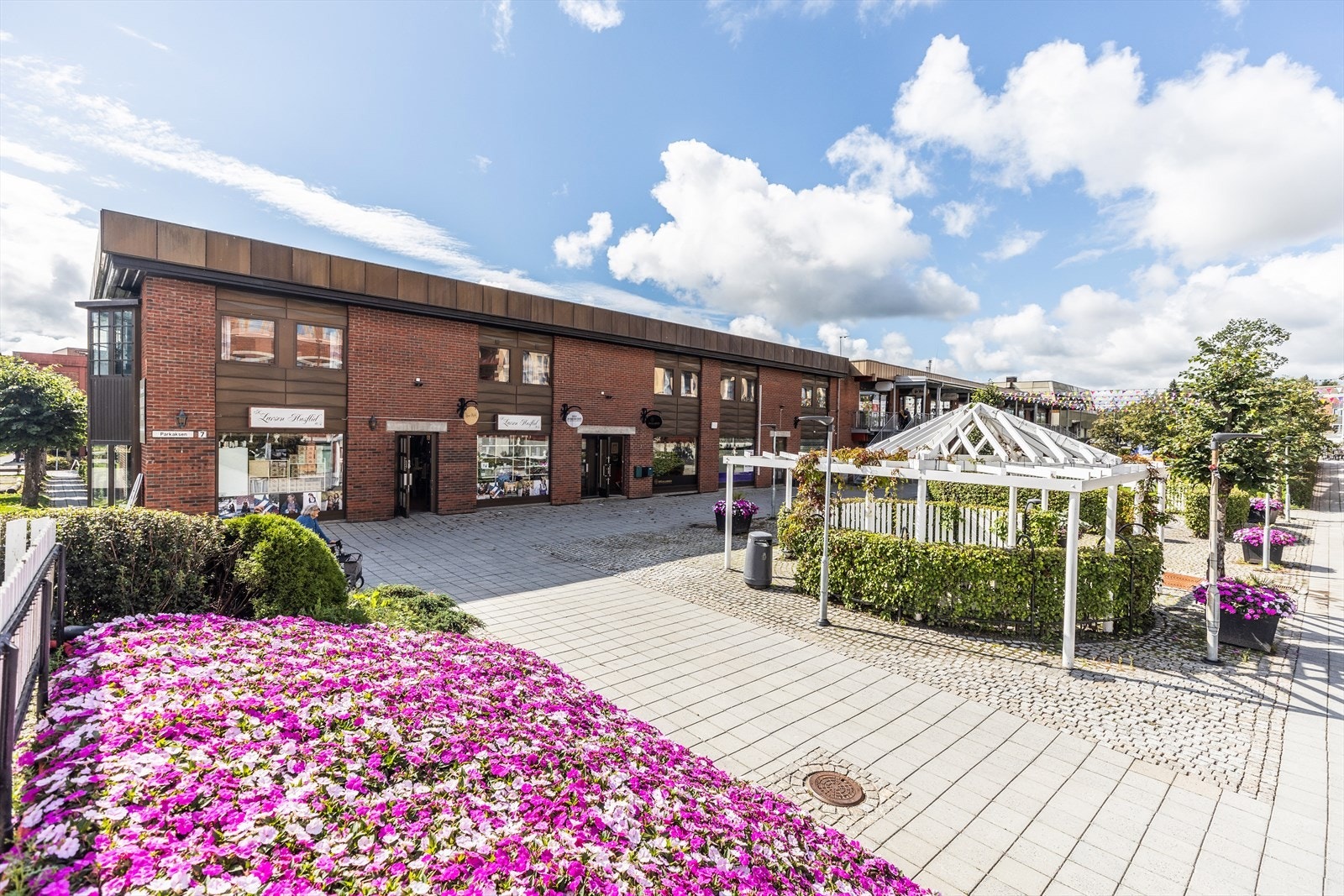 I hjerte av Ski sentrum med profilering mot gågate. Galleribilde