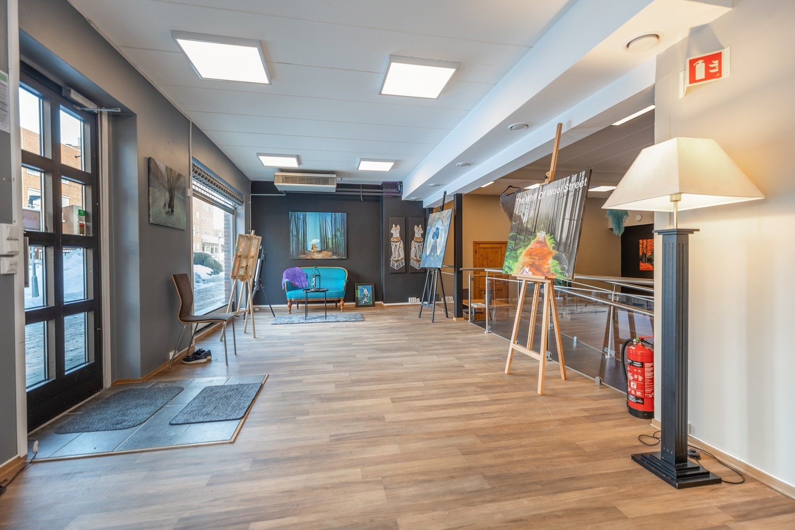 Lokalene ligger med direkte adkomst fra gateplan og i umiddelbar nærhet til Ski stasjon. Galleribilde