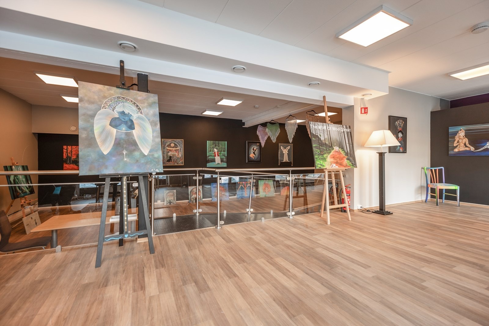 Åpent forretningslokale over 2 halvplan, samt lager i kjeller. Galleribilde