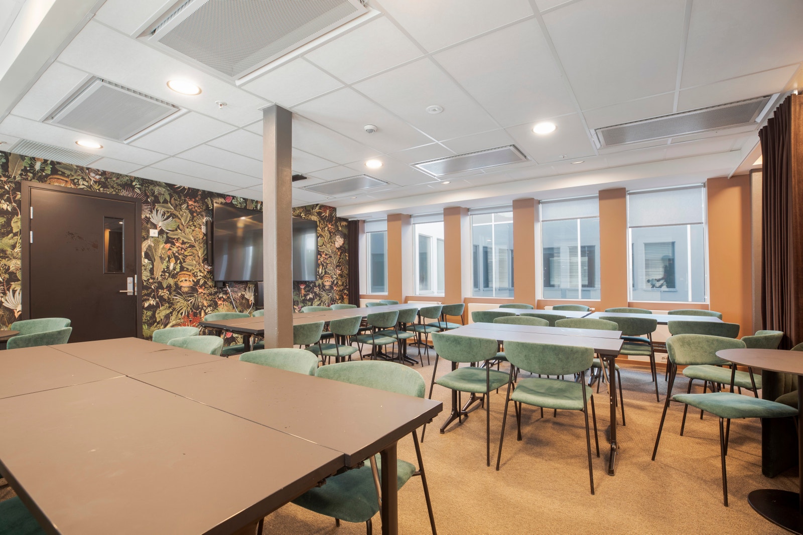 Kantineareal som kan brukes som møterom/chambre separee Galleribilde