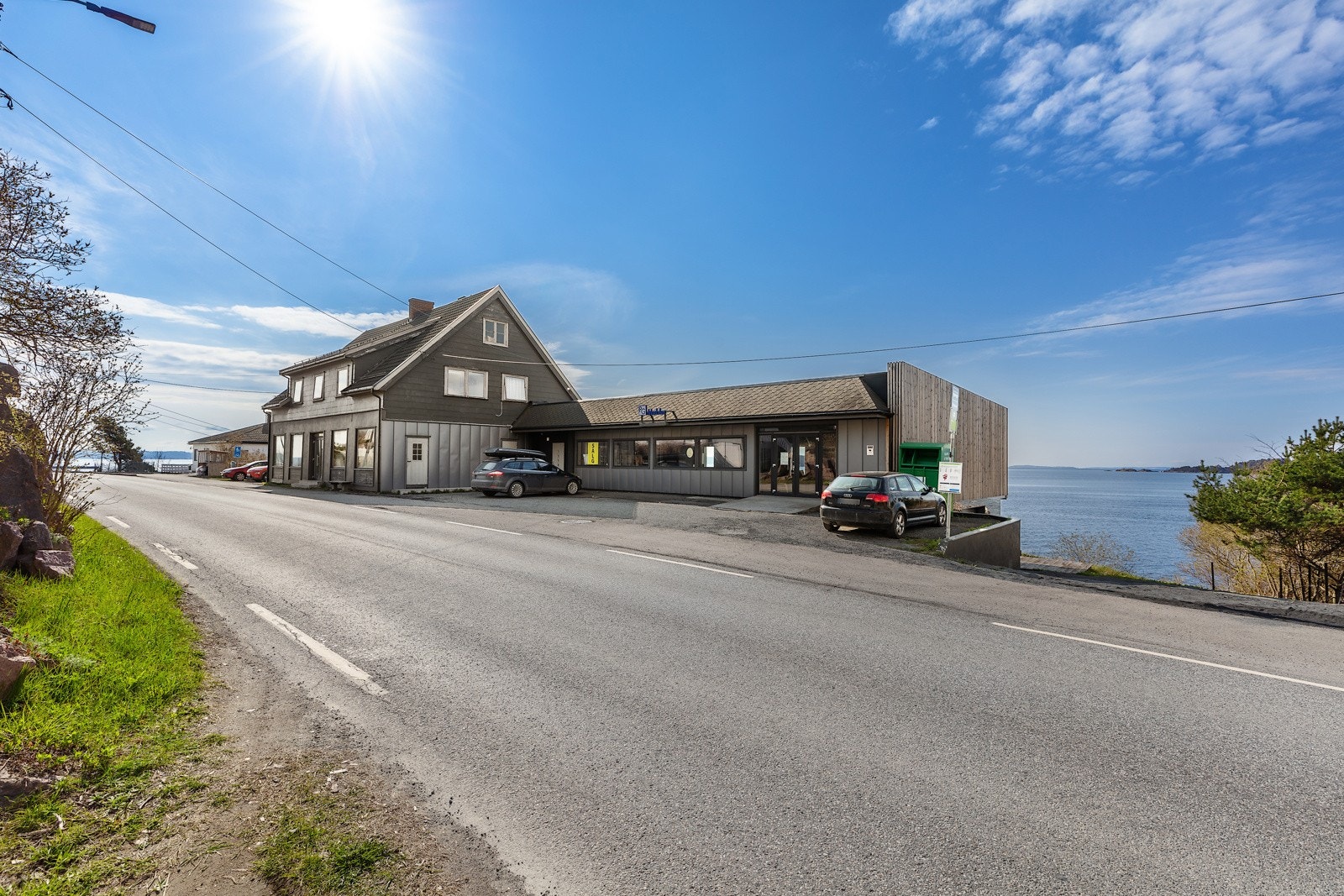 Fasade fra veien Galleribilde