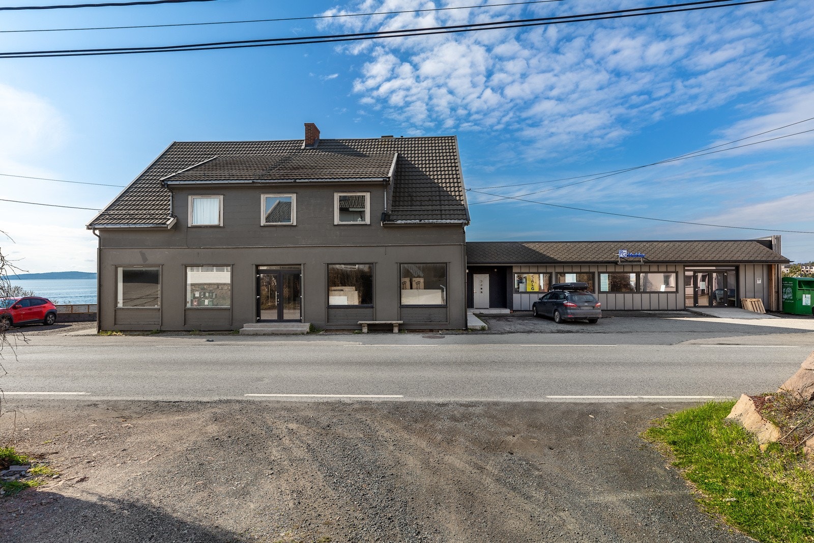 Fasade mot veien, god eksponering om man ønsker dette. Galleribilde