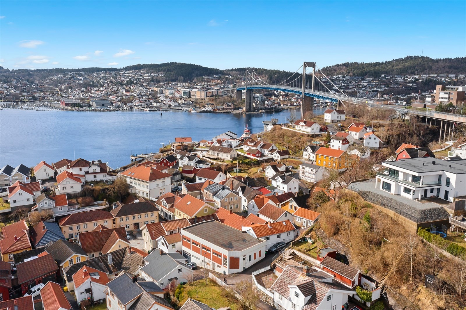 Eiendommen har en flott beliggenhet midt i Brevik sentrum. Galleribilde