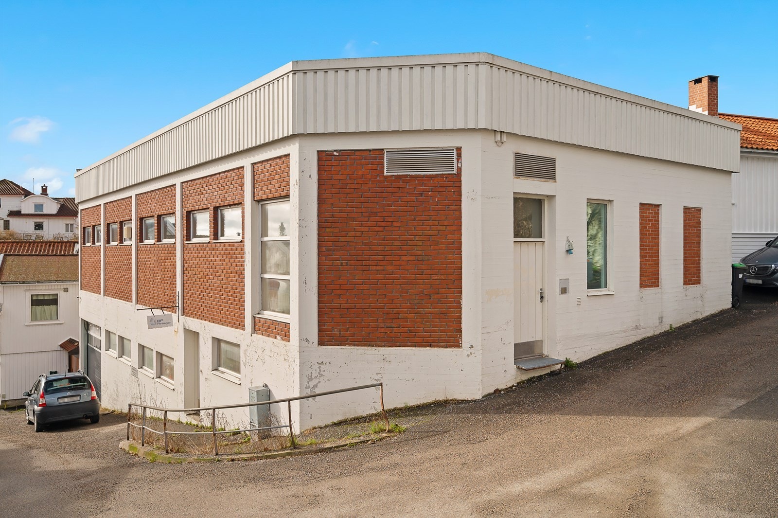 Eiendommen er kjent som Gamle Telebygget opprinnelig oppført av Telenor i ca.1965. Bygget brukes i dag til lager, minilager og oppbevaring. Galleribilde