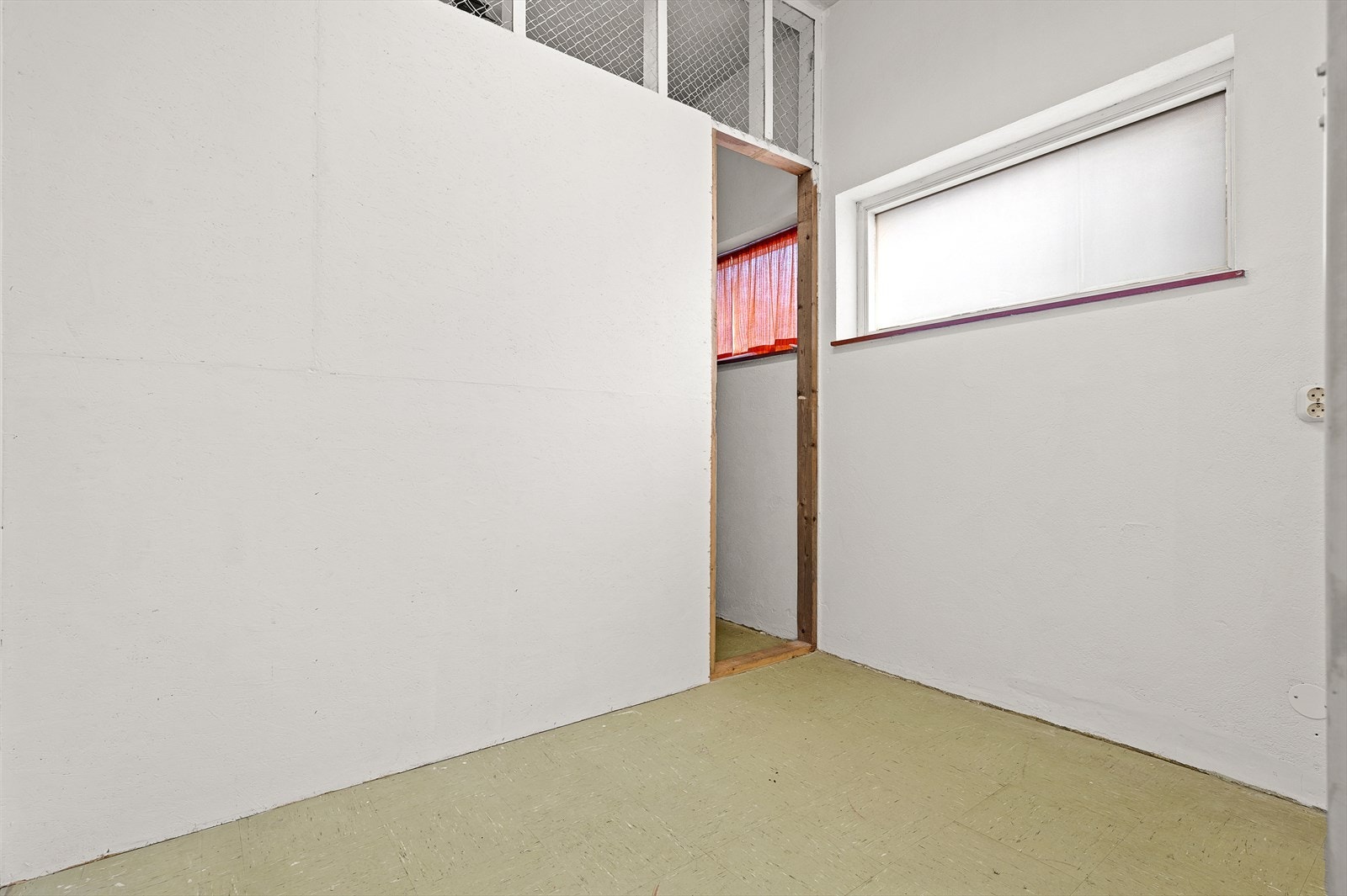 Underetasjen inneholder bod og lager 6 stk, teknisk rom, toalettrom og flere mellomganger. Deler av underetasjen er utleid til Telia. Galleribilde