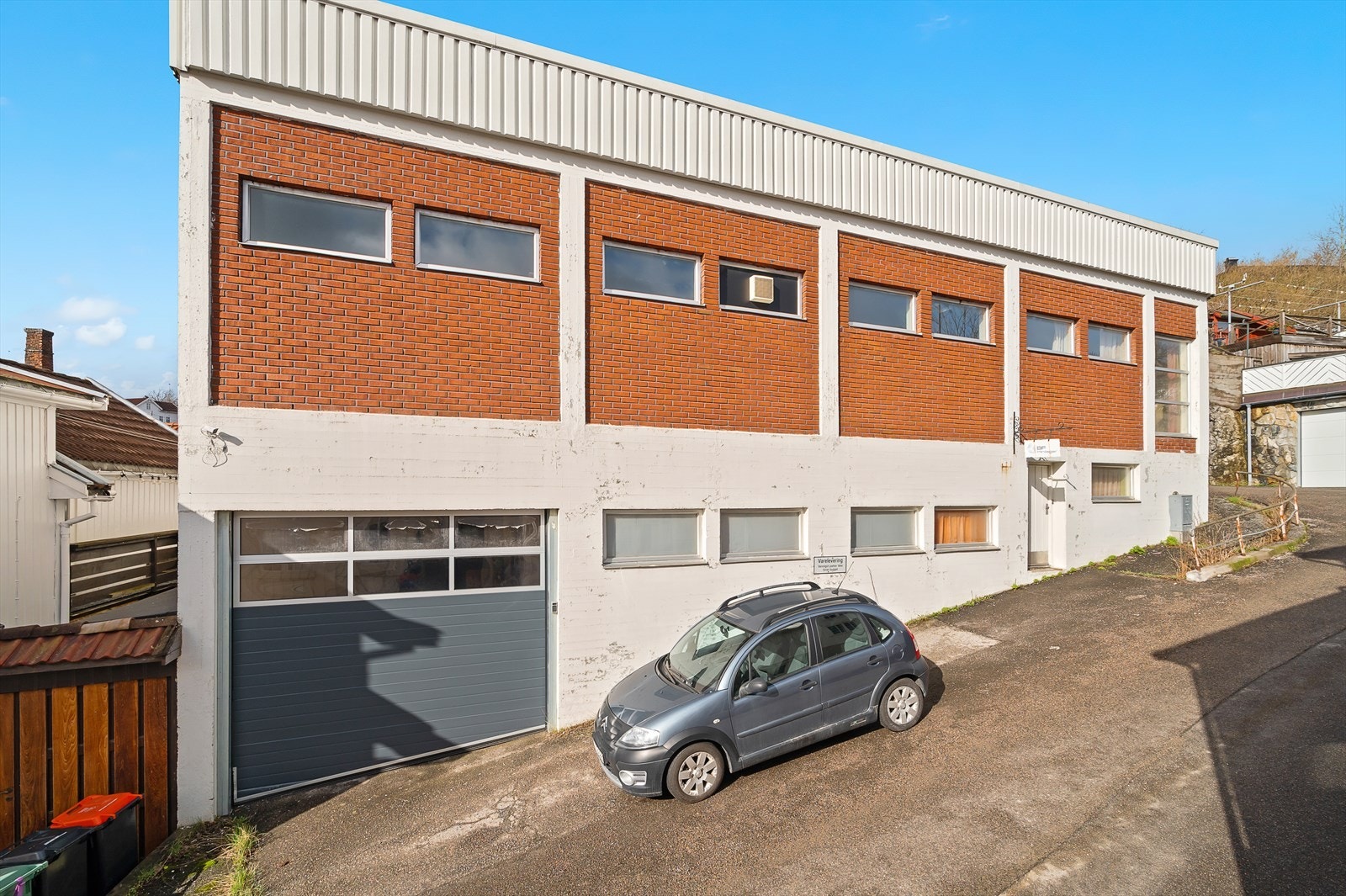 Dette er en eiendom med mange muligheter. Her har man stor garasjeport med mulighet for innvendig parkering. Galleribilde