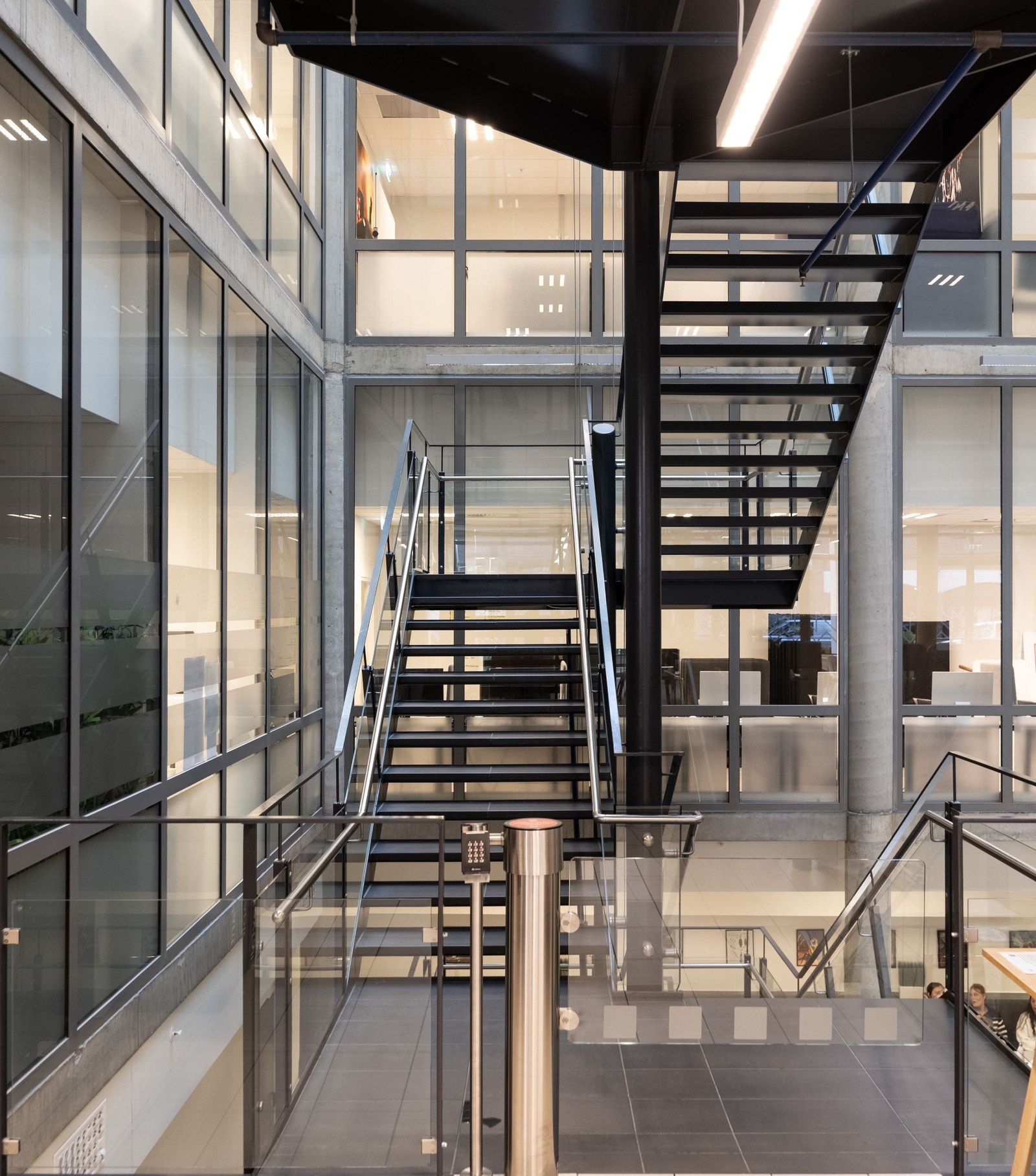 Interntrapp ned til U1 (kantine) eller opp til 2.etasje Galleribilde