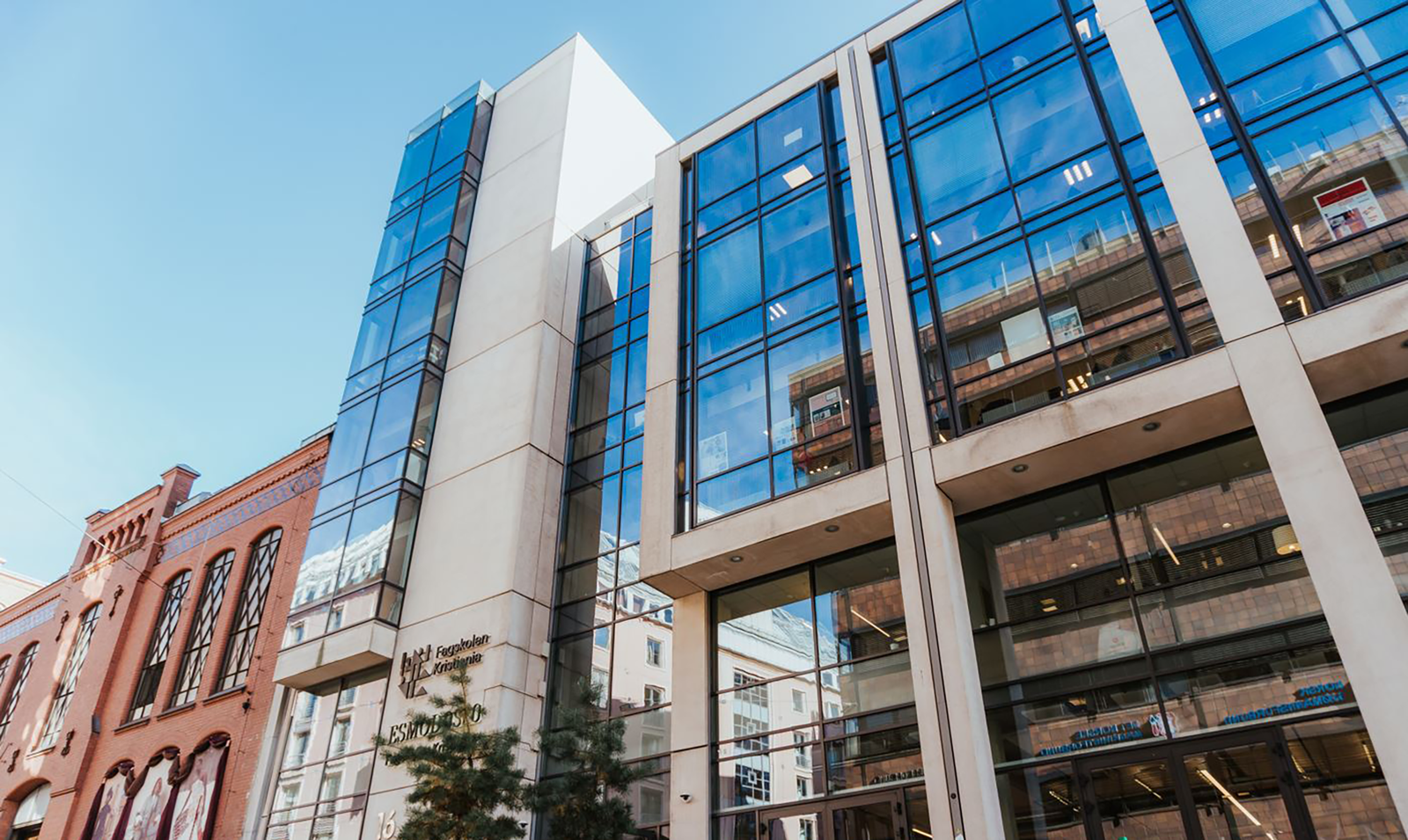 Vinduene på fasaden strekker seg fra gulv til tak Galleribilde