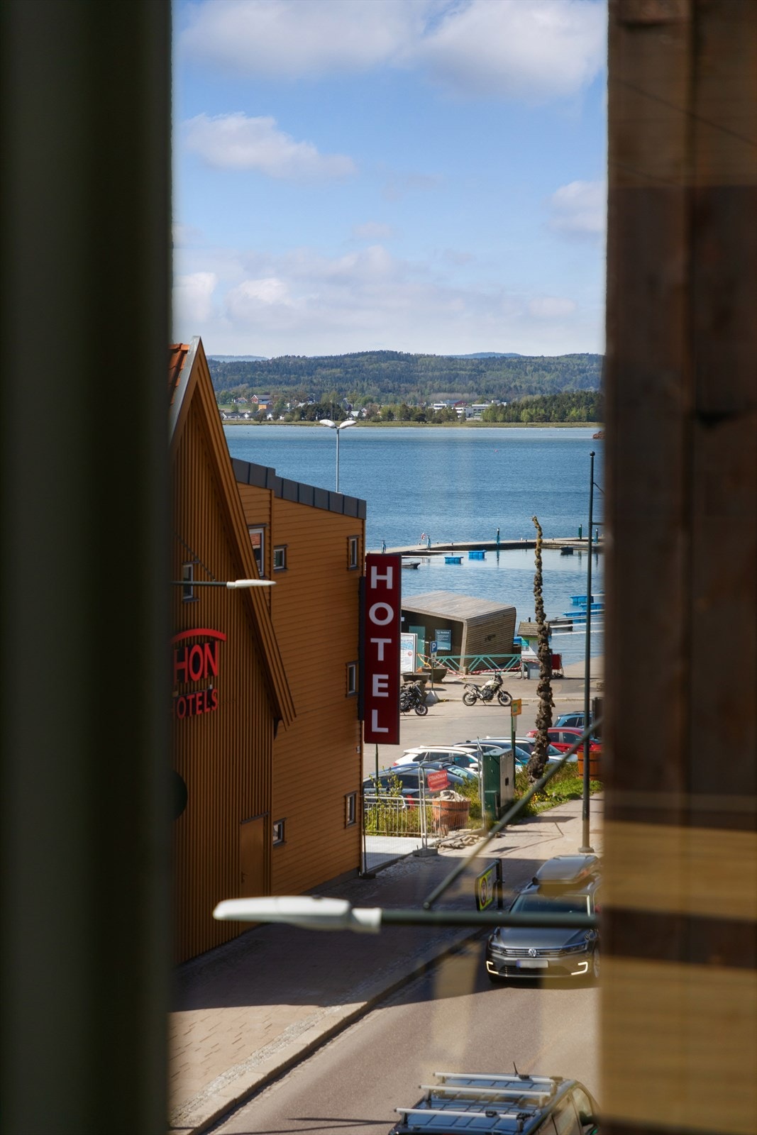 Flott utsikt mot byfjorden Galleribilde