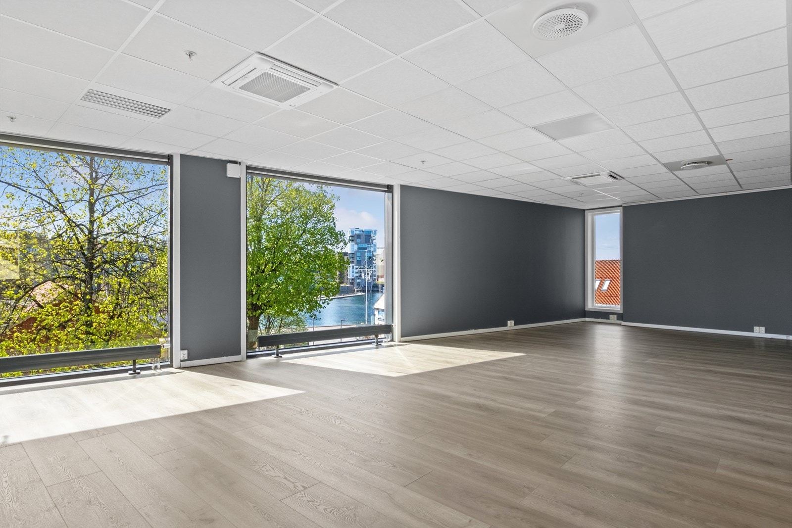 Kontor 2, store vinduer og sjøutsikt Galleribilde