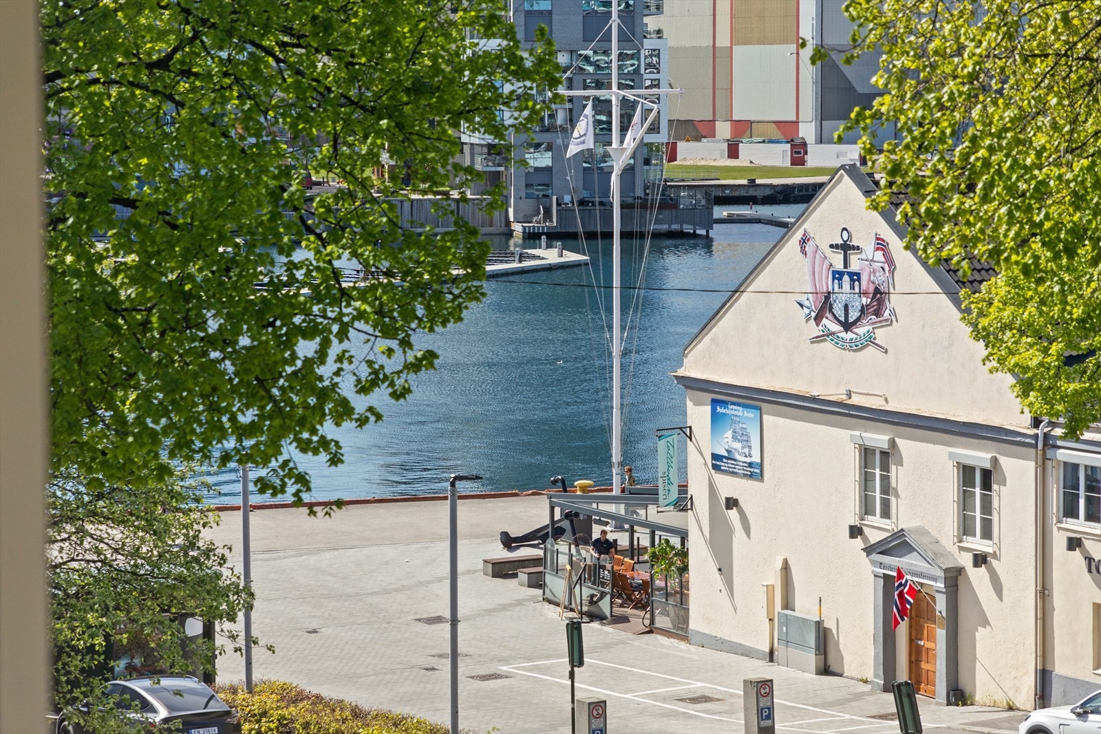 Flott utsikt mot brygga og byfjorden Galleribilde