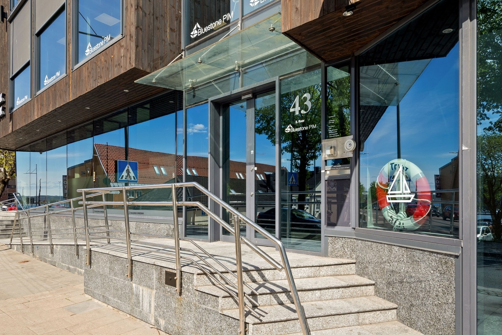 Inngang kontorfløy og leiligheter Galleribilde