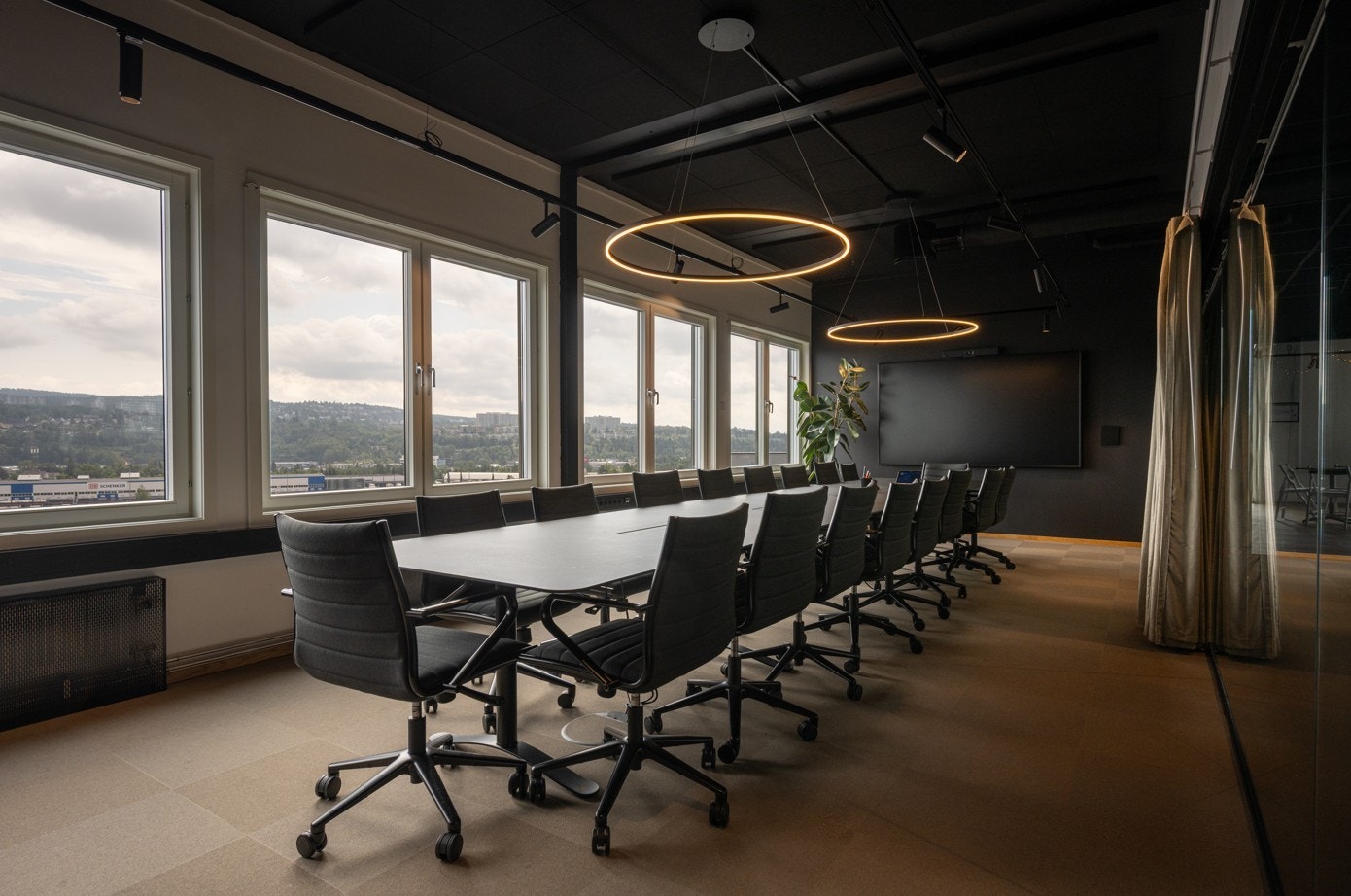 Ett av de større møterommene. Det finnes i tillegg flere mindre møterom. Galleribilde