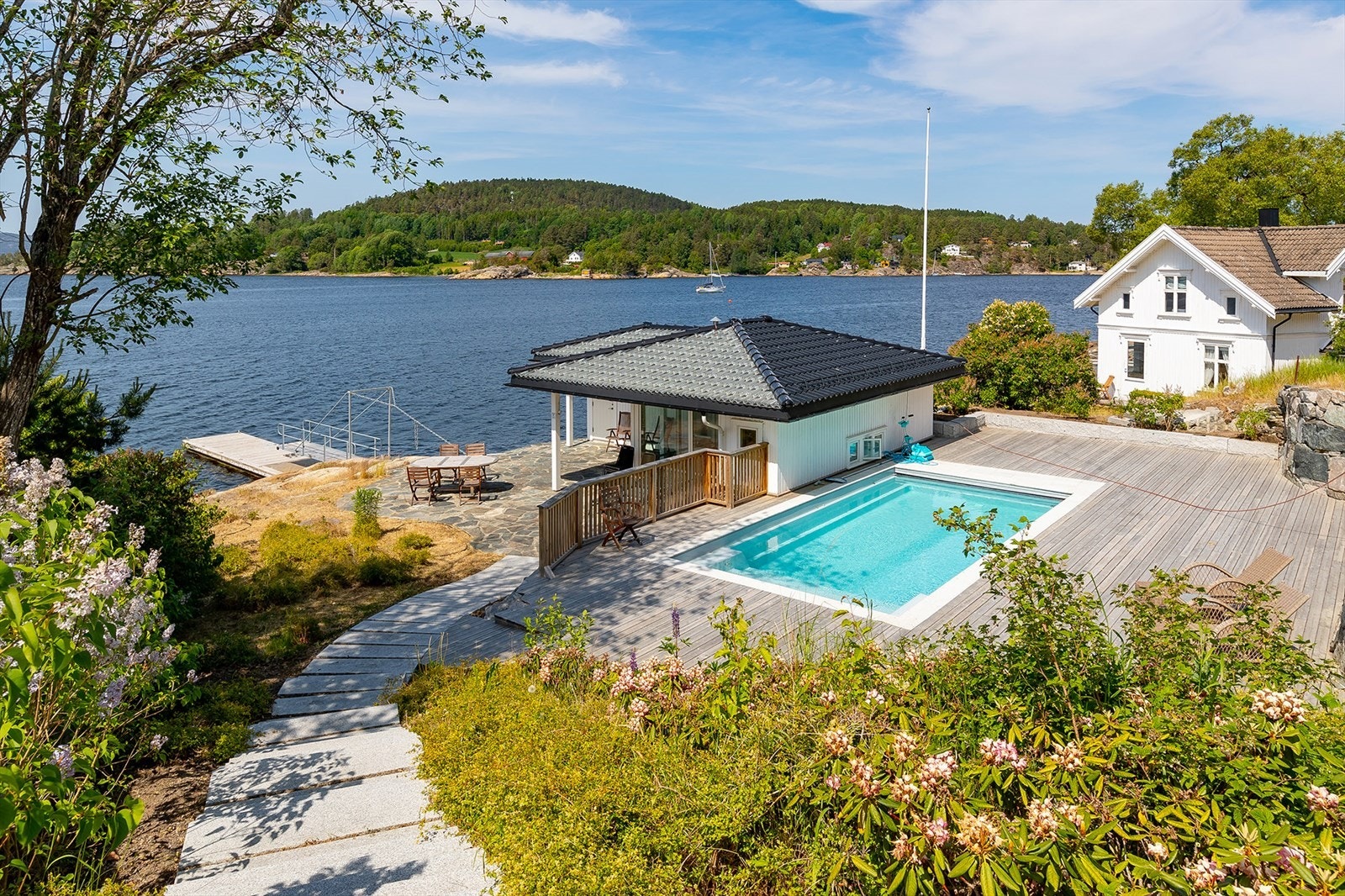 Bassengområde og paviljong Galleribilde