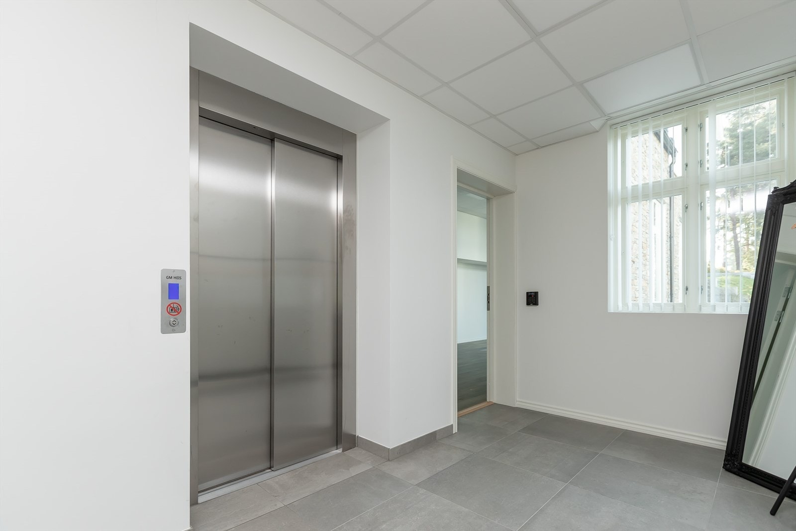 Heis fra garasjeplan til kontoretasjer og bassengplan. Galleribilde