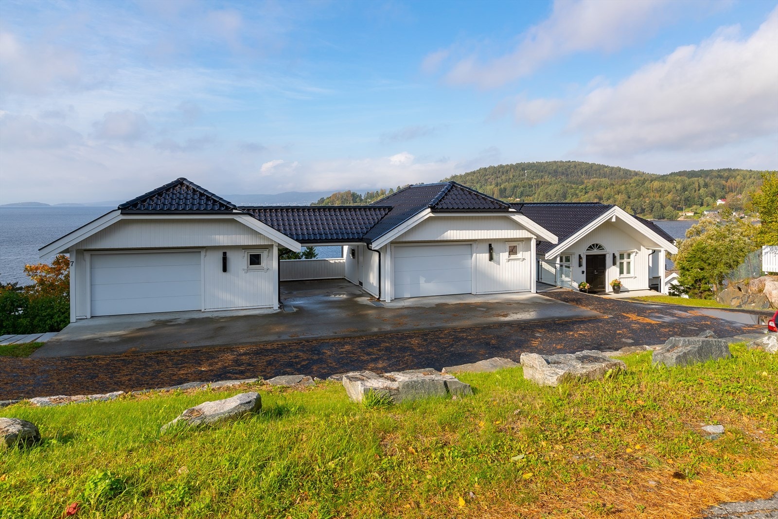 Garasjer og carport med elbilladere Galleribilde