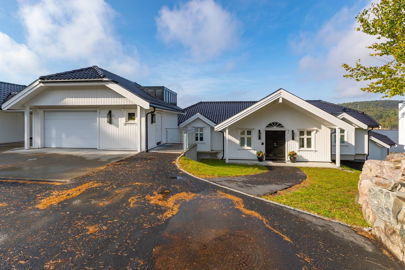 Inngangsparti og garasje med heisadkomst Galleribilde