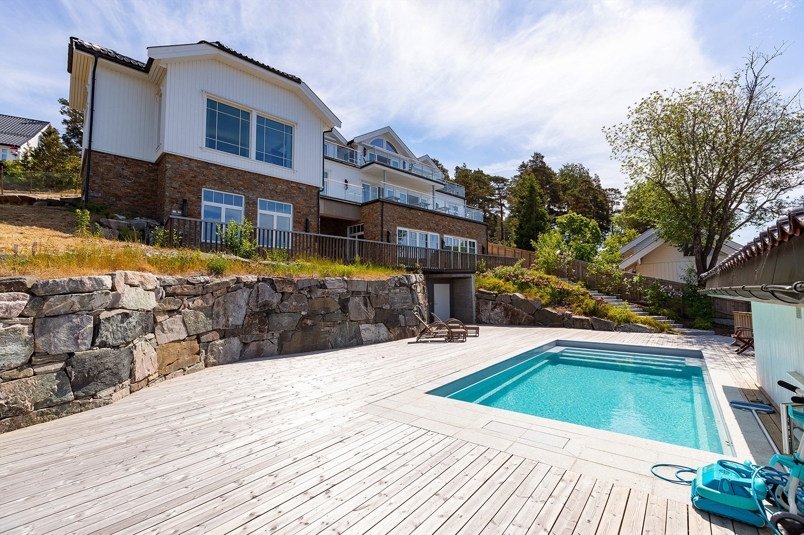 Bassengområde og dør til heisadkomst Galleribilde