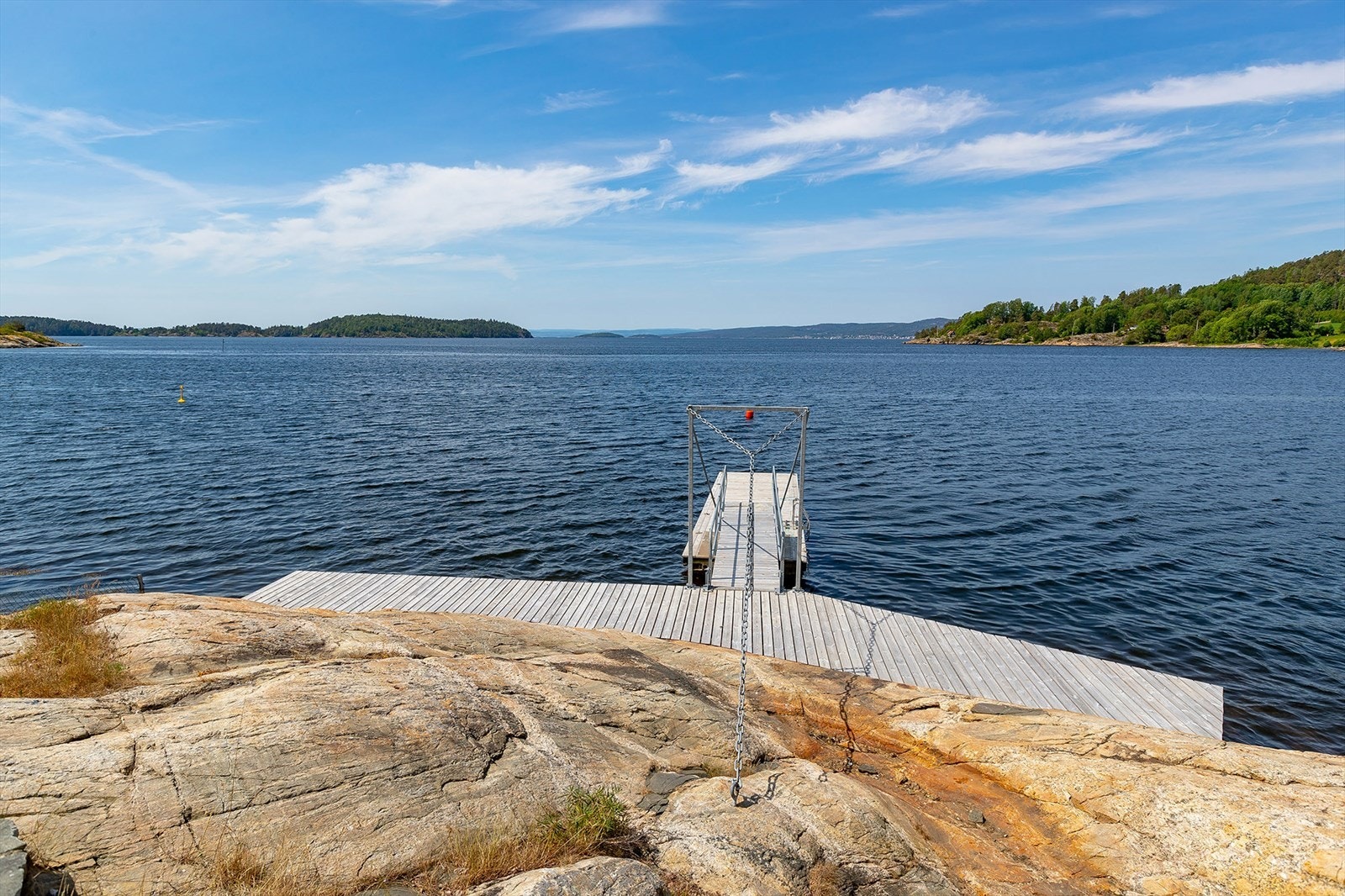 Bryggen med moringsbøye Galleribilde