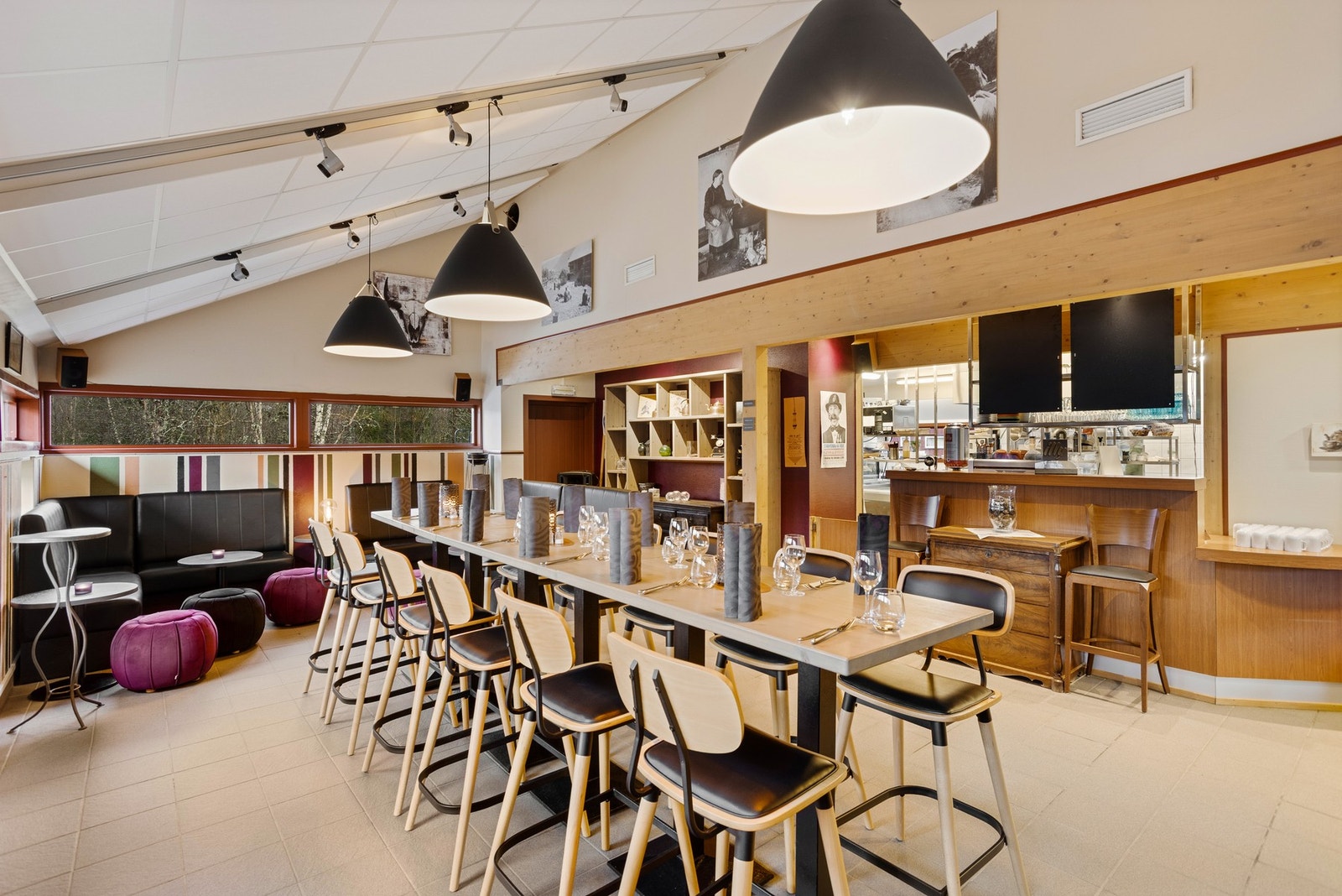 Det er forskjellige soner i lokalet med langbord, sofagrupper og bord. Galleribilde
