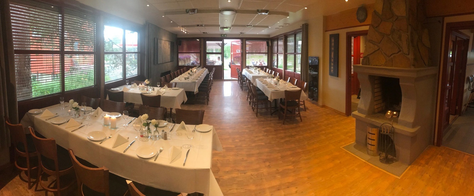 Selgers egne bilder - Konfirmasjon i lokalet Galleribilde