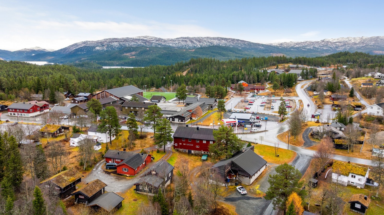 Eiendommen har en hyggelig beliggenhet ved veien, og med god eksponering Galleribilde