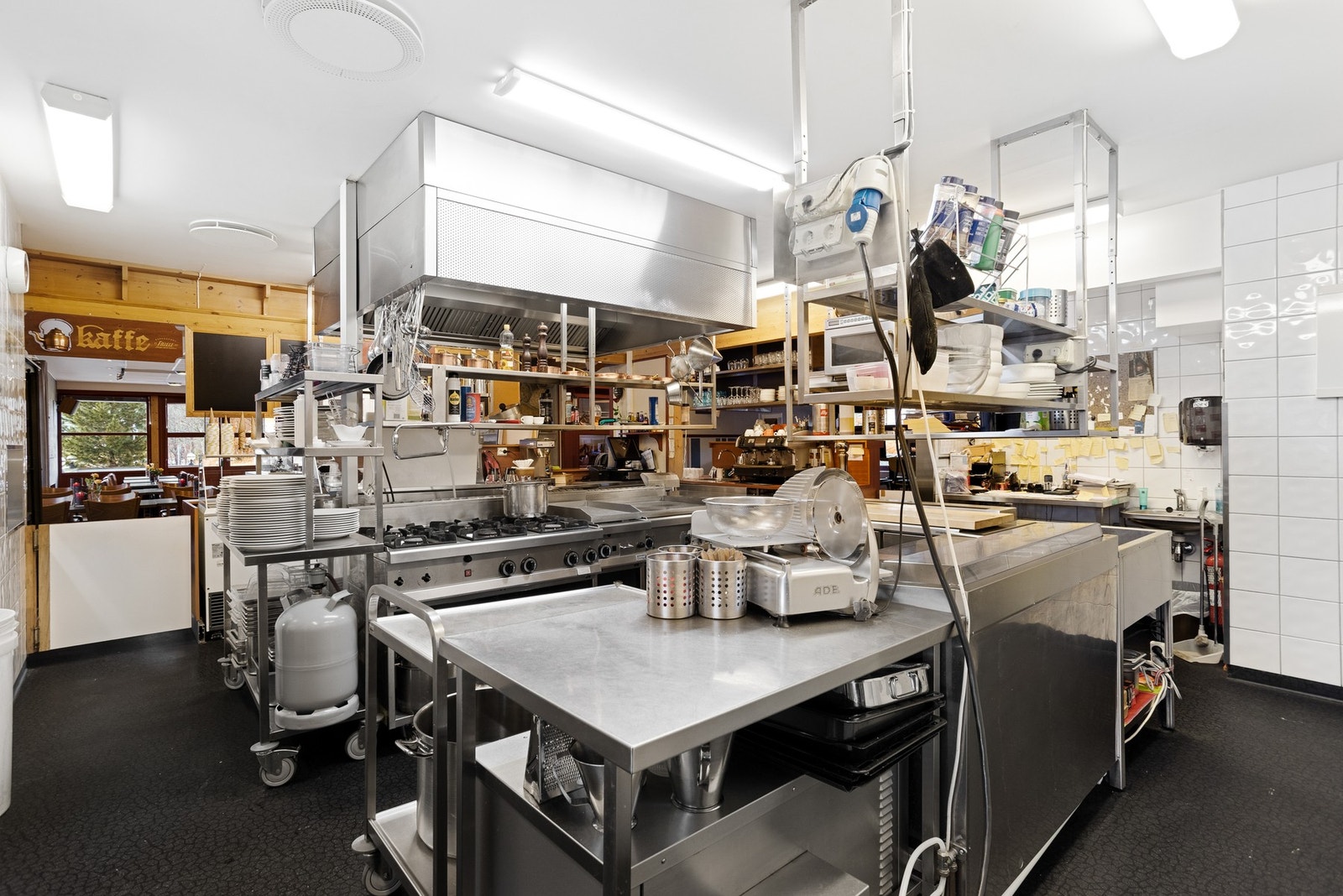 I prospekt er det nærmere forklart hva som følger med av inventar på kjøkken Galleribilde