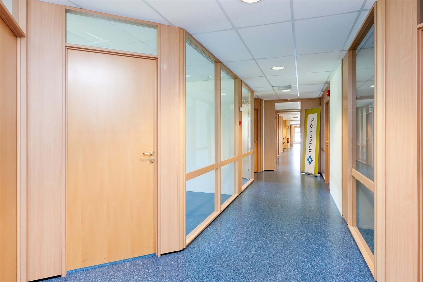 Korridor med cellekontorer Galleribilde