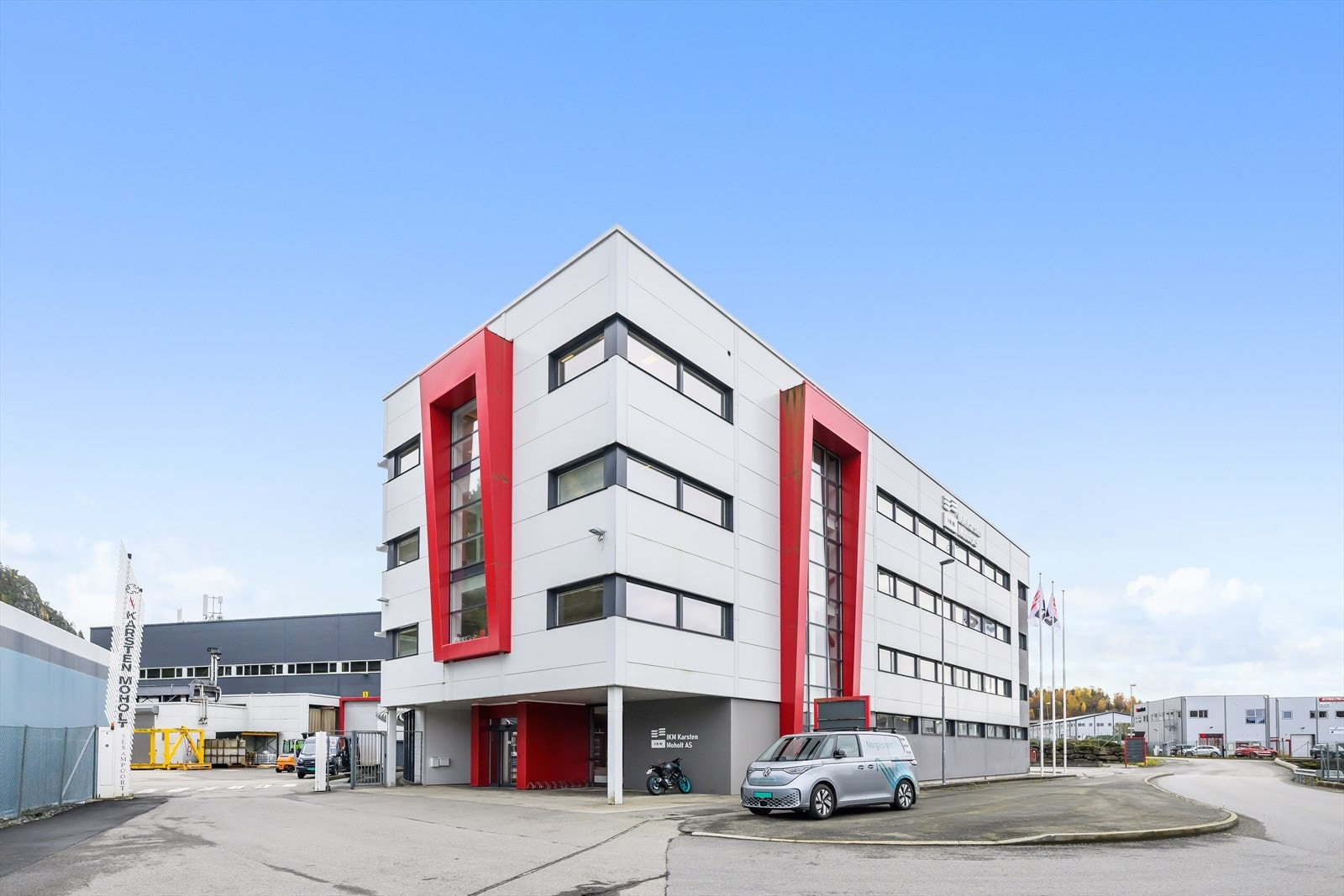 Administrasjonsbygg med kantine, møteromssenter, treningsrom, garderober og ledige kontorlokaler.