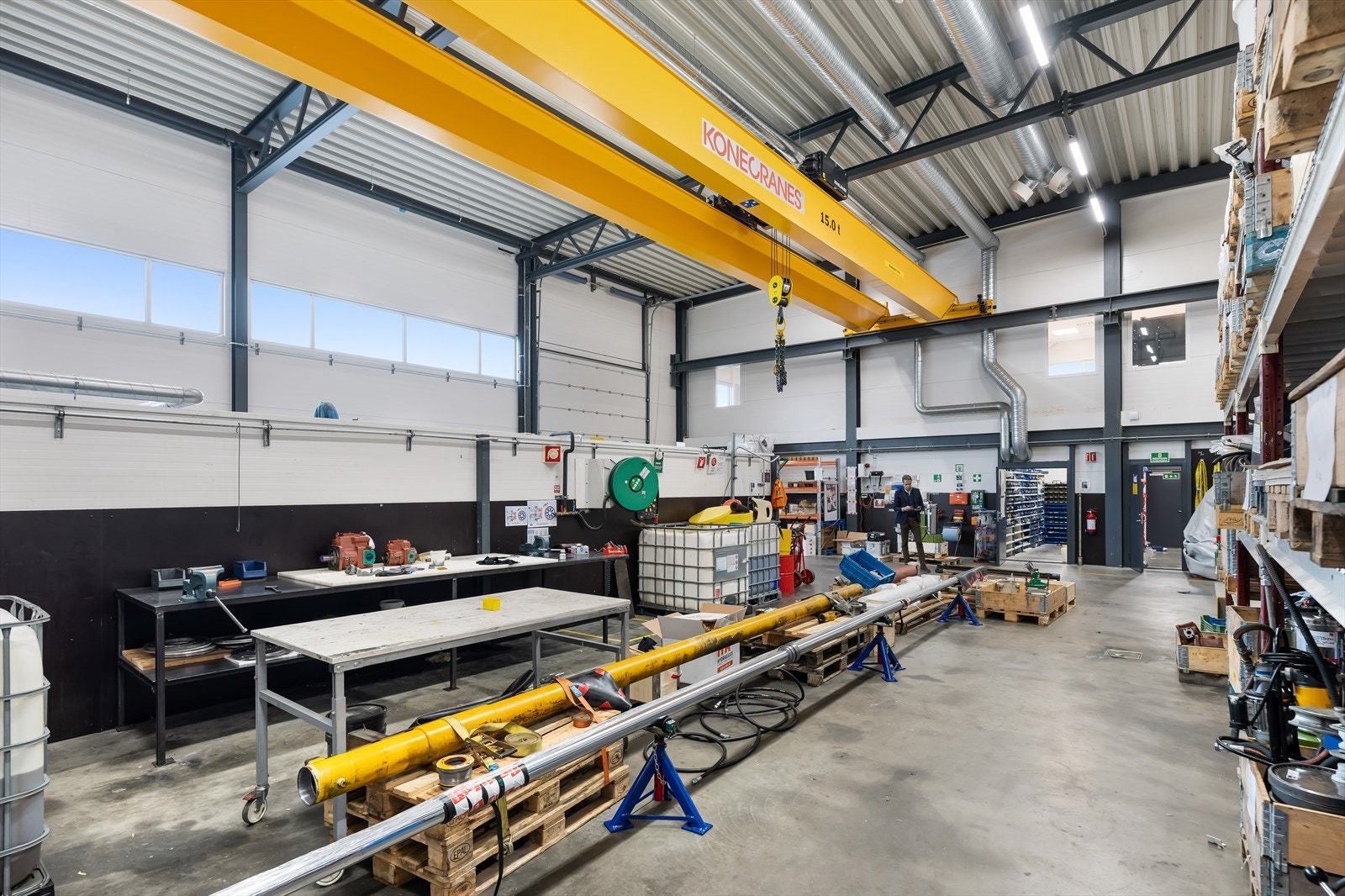 Verksted/lager med traverskran 15 tonn. Takhøyde ca. 5,5 meter til traverskran. BTA ca. 405 m² verksted/lager og ca. BTA 245 m² kontor, garderober og spiserom. Port ca. 4 x 5 m.