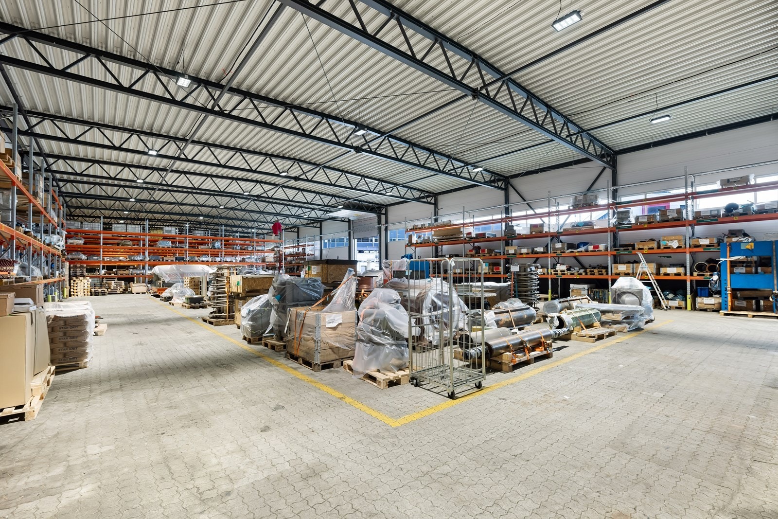 Lager BTA ca. 405 m². Takhøyde til 